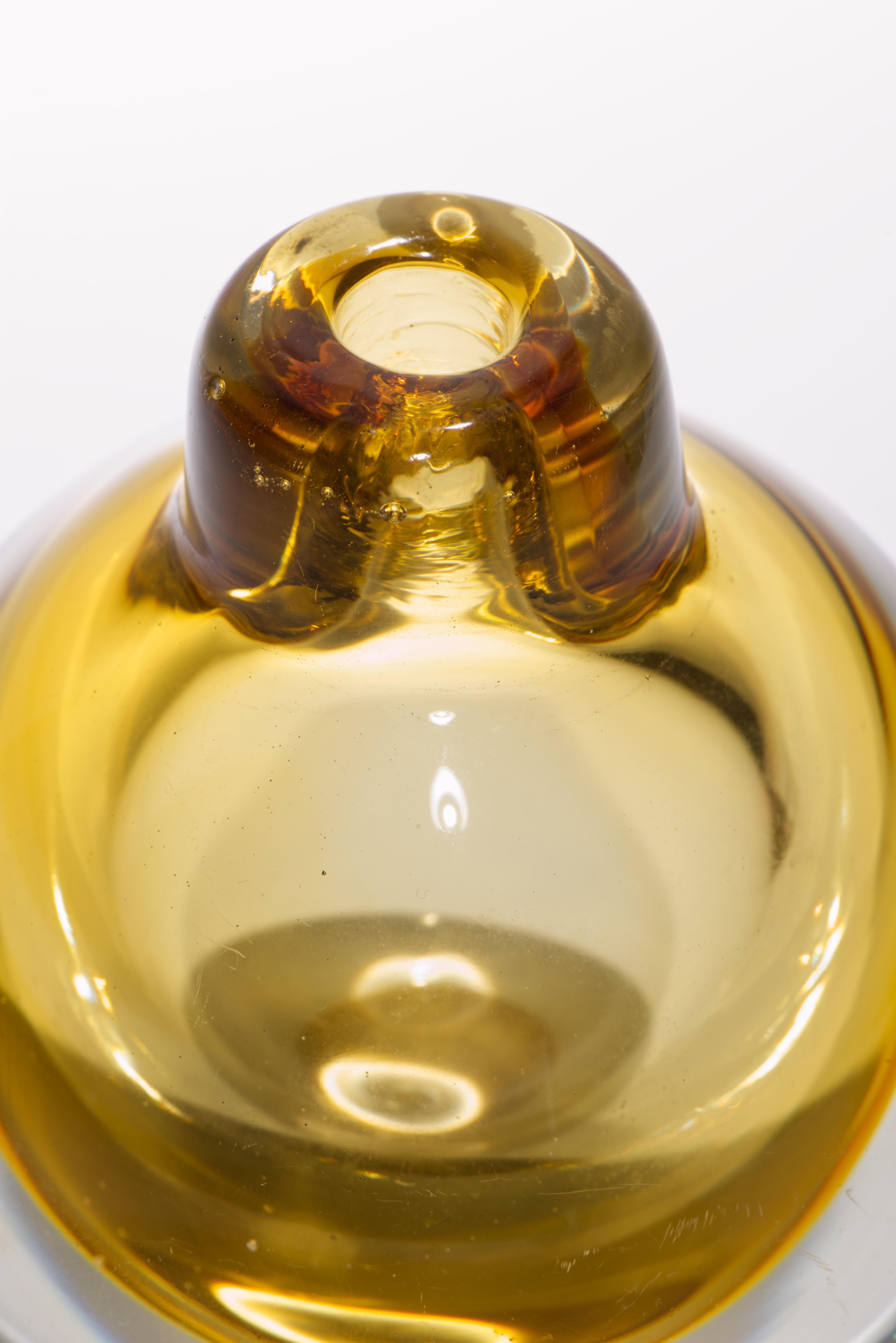 2er-Set Scandinavian Modern Sommerso Glas Knospenvasen, Preiselbeerrot & Bernstein im Zustand „Gut“ im Angebot in Clifton Springs, NY