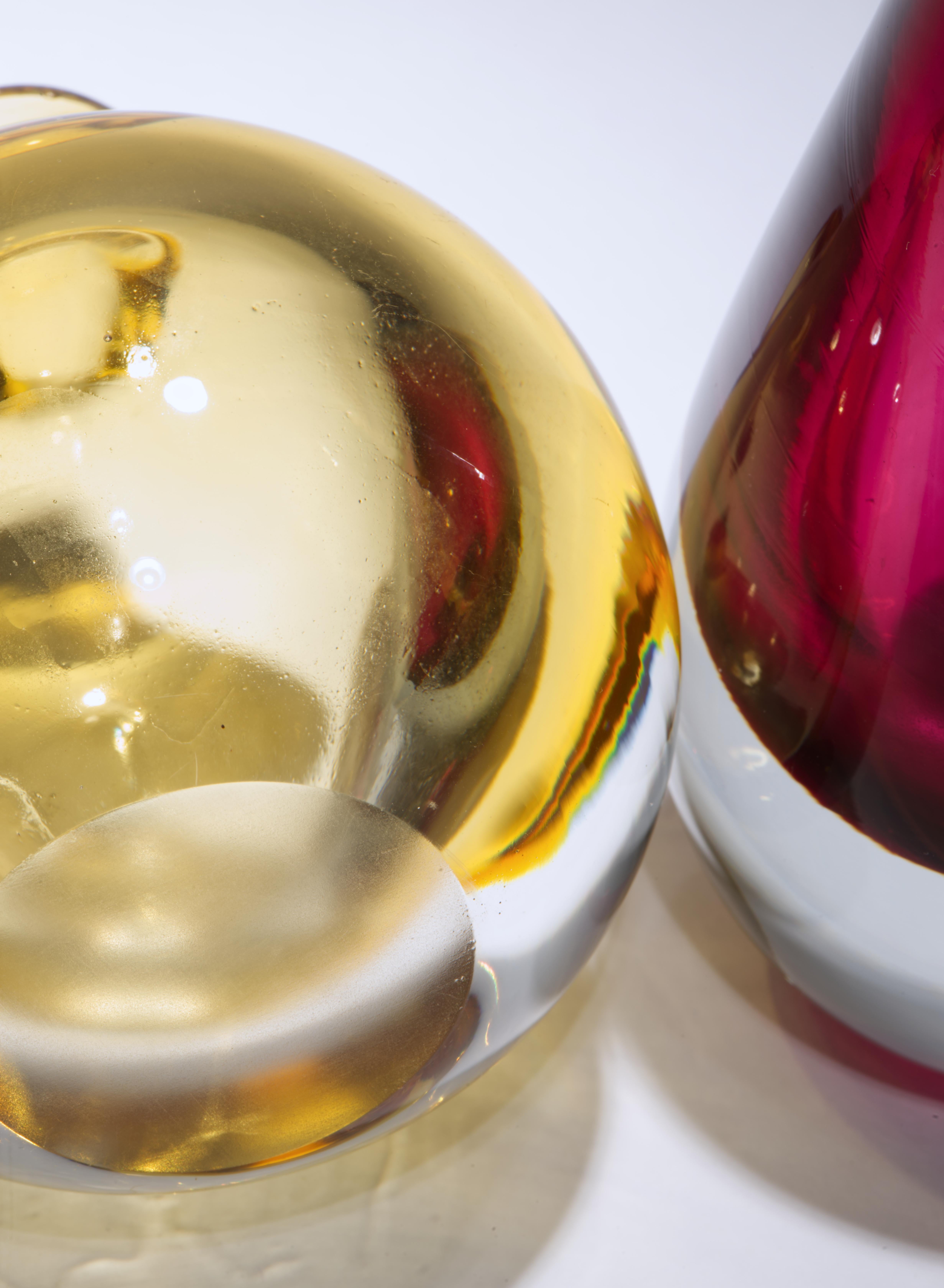 2er-Set Scandinavian Modern Sommerso Glas Knospenvasen, Preiselbeerrot & Bernstein (20. Jahrhundert) im Angebot