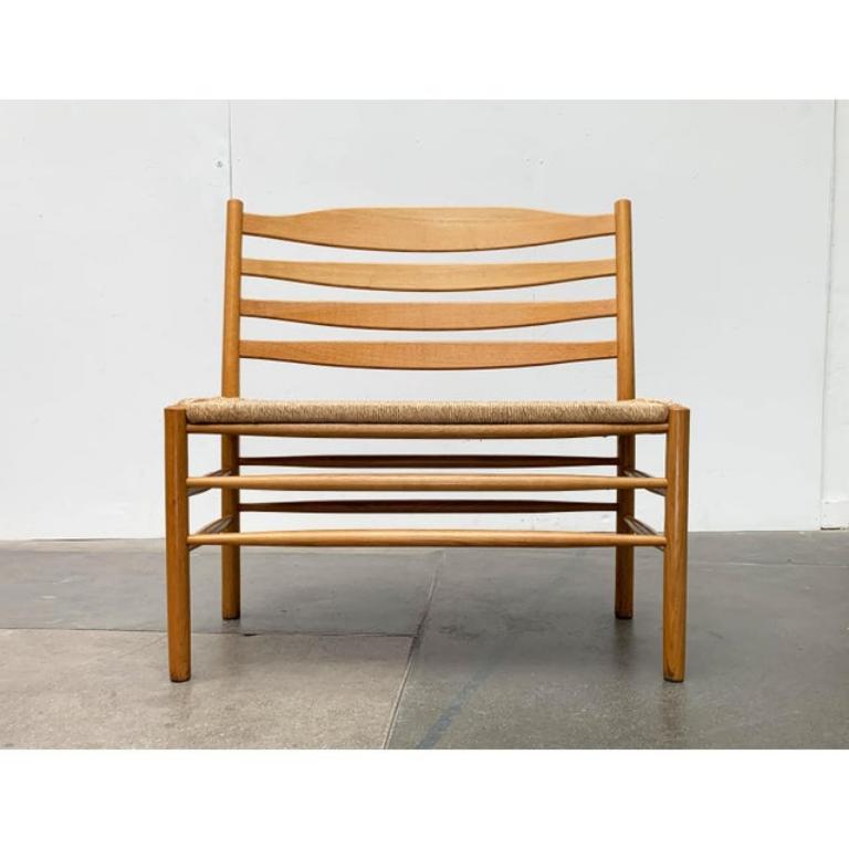 Seating group from the bench and chair with papercord covering.

the frames of the seating furniture are made of oak elements. The backrests show a slightly concave shape. The seats are classic from papercord. Unfortunately, i am not aware of the