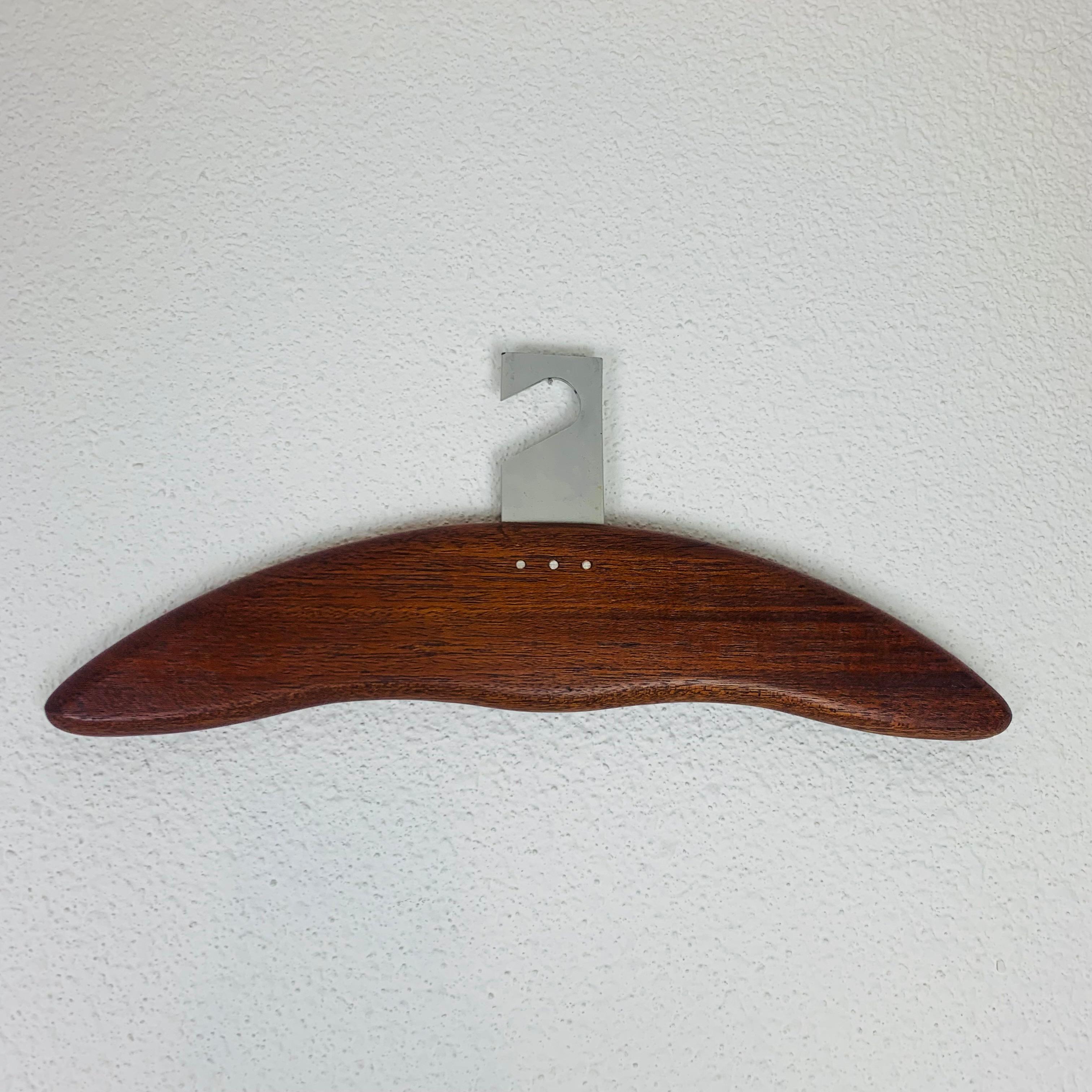 Bellissimo set di due appendini scandinavi in legno di teak degli anni '60. Sono in ottime condizioni e di grande qualità. 