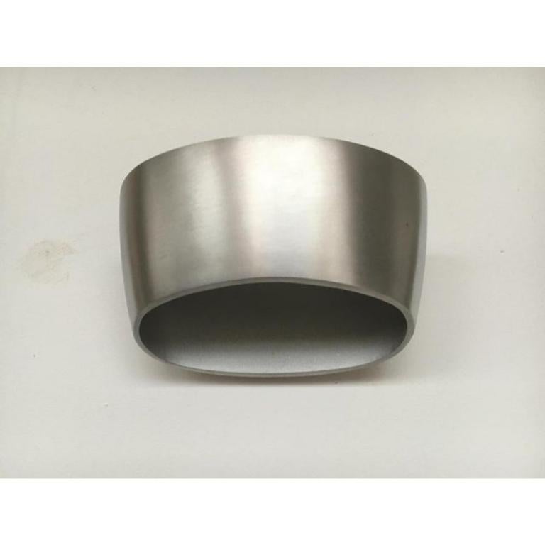 Dos elegantes apliques del fabricante español Metalarte.

Un diseño muy sencillo de la elegantemente curvado por su forma y la materialidad visible convencido. Las lámparas forman un cinturón cerrado de aluminio fundido con un imponente grosor de 5