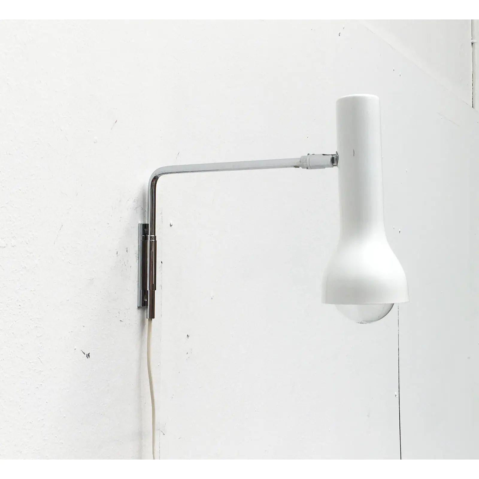 Apliques minimalistas de swisslamps.

Un diseño muy sencillo y sobrio. La cabeza de la lámpara tiene forma de foco delgado. Se puede alinear individualmente mediante una junta omi. El sencillo brazo y el soporte mural de tubo cromado en ángulo y