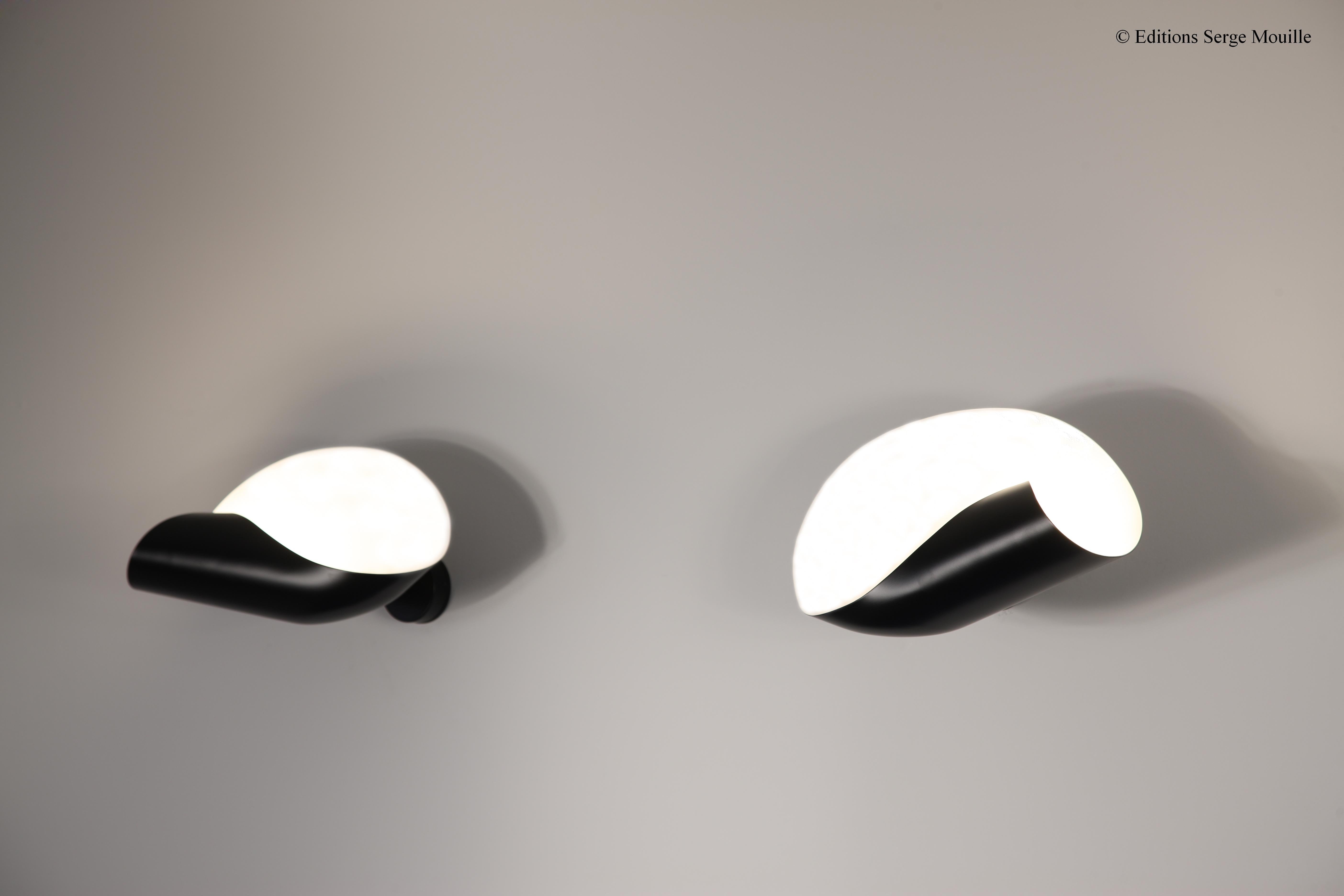 2er-Set Wandleuchter conche von Serge Mouille
Abmessungen: T40 x B21 x H20 cm
MATERIAL: Messing, Stahl, Aluminium
Einer von einem König. Nummeriert.
Auch in anderen Farben erhältlich. 

Alle unsere Lampen können je nach Land verkabelt werden. Wenn