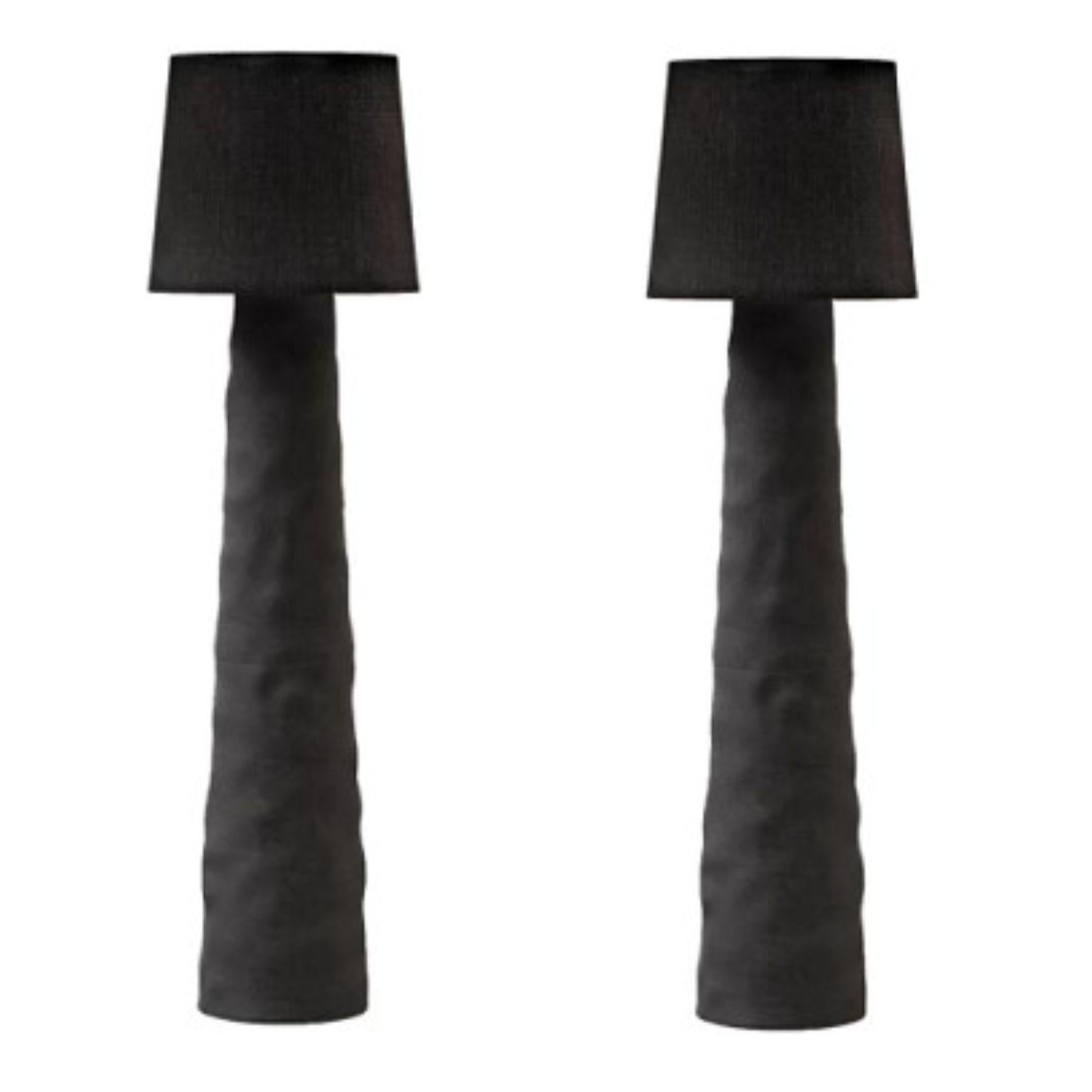 Set di 2 lampade da terra in argilla scolpita di Faina
Design: Victoriya Yakusha
Materiale: argilla, legno (cenere)
Dimensioni: 170 x 50 x 50 cm
Peso: 63 kg.

*Tutte le nostre lampade possono essere cablate a seconda del paese. Se viene venduto