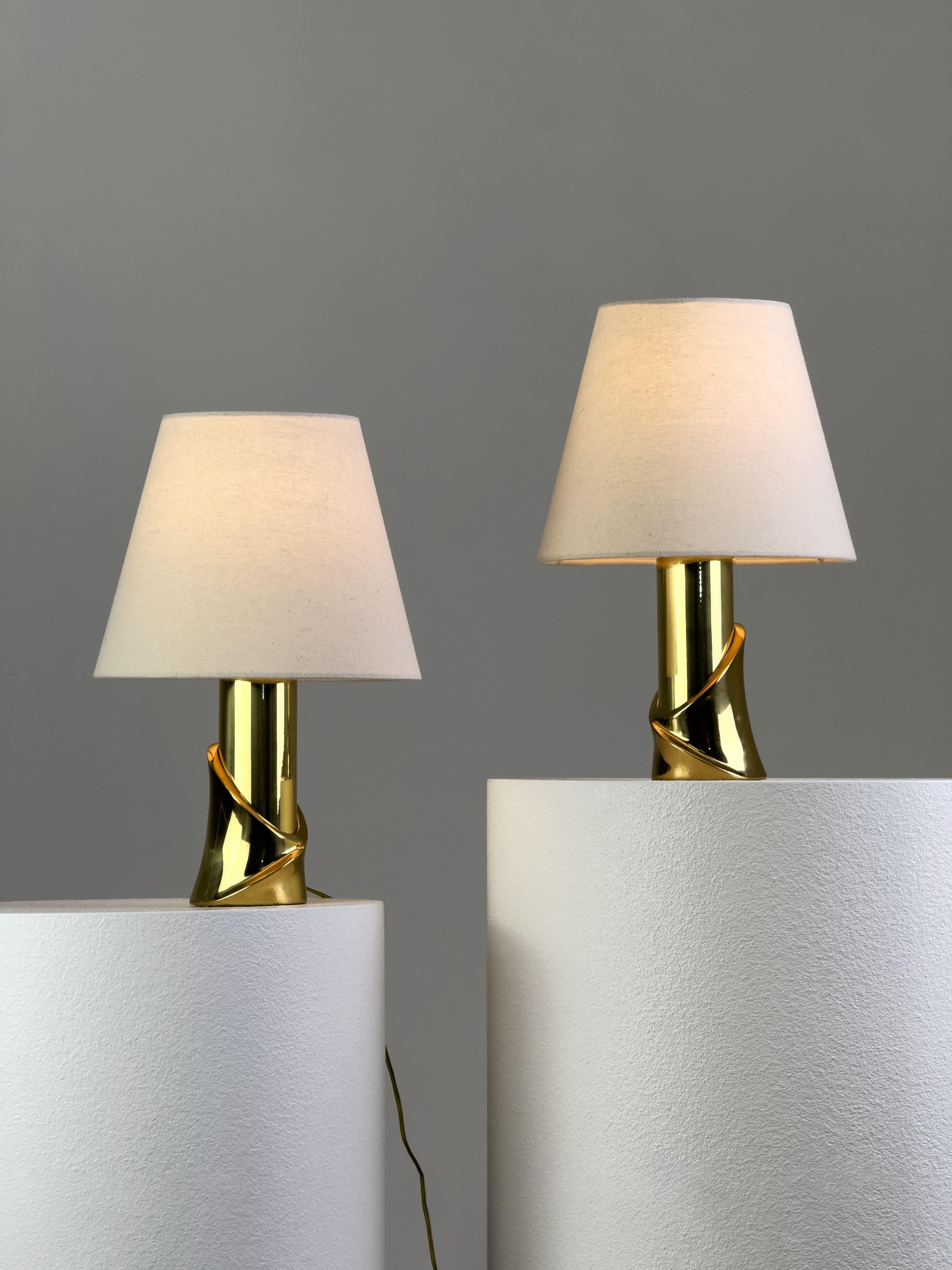 Milieu du XXe siècle Ensemble de 2 lampes de table sculpturales en laiton - Italie, années 1960/70 en vente