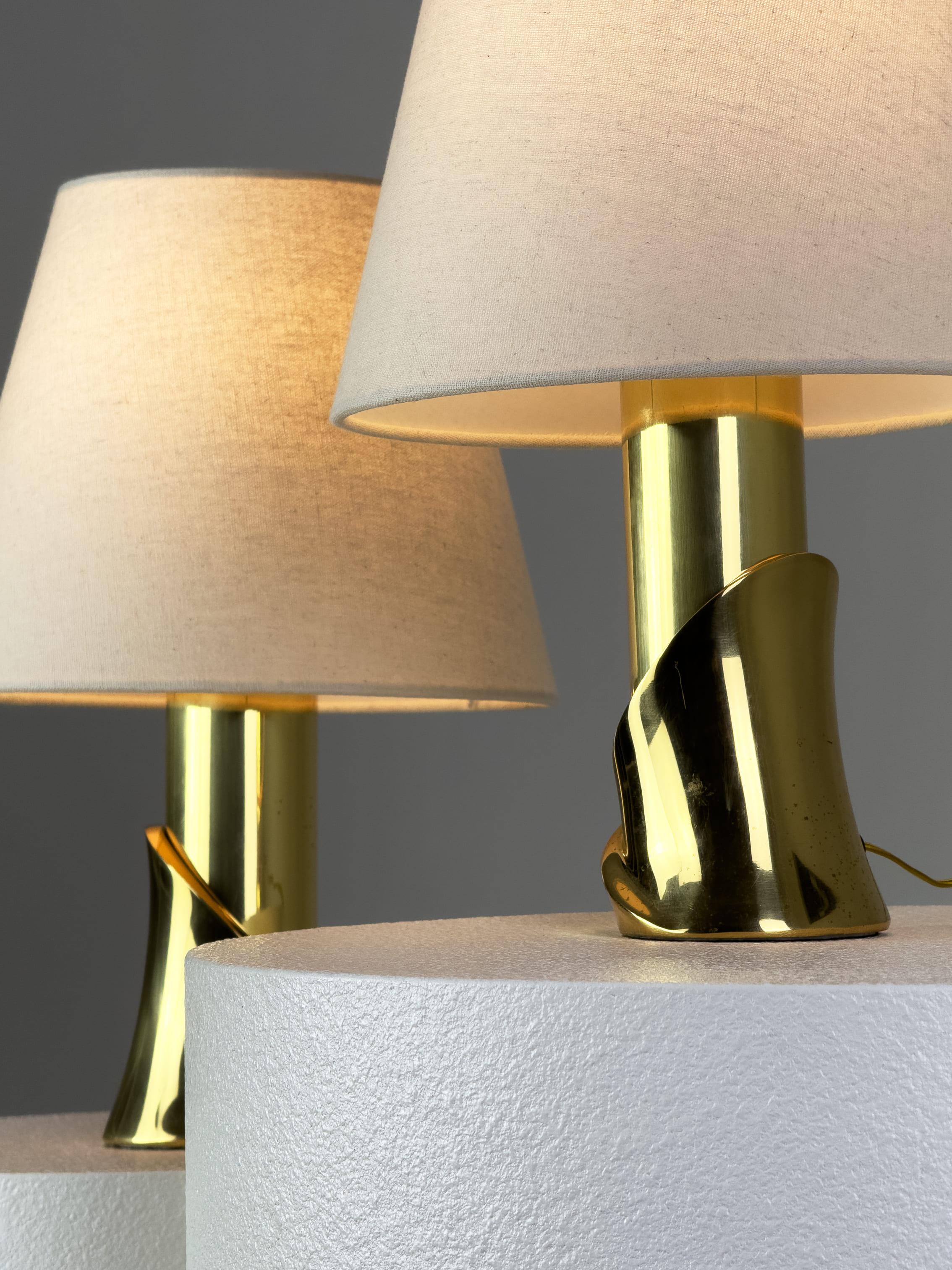 Ensemble de 2 lampes de table sculpturales en laiton - Italie, années 1960/70 en vente 1