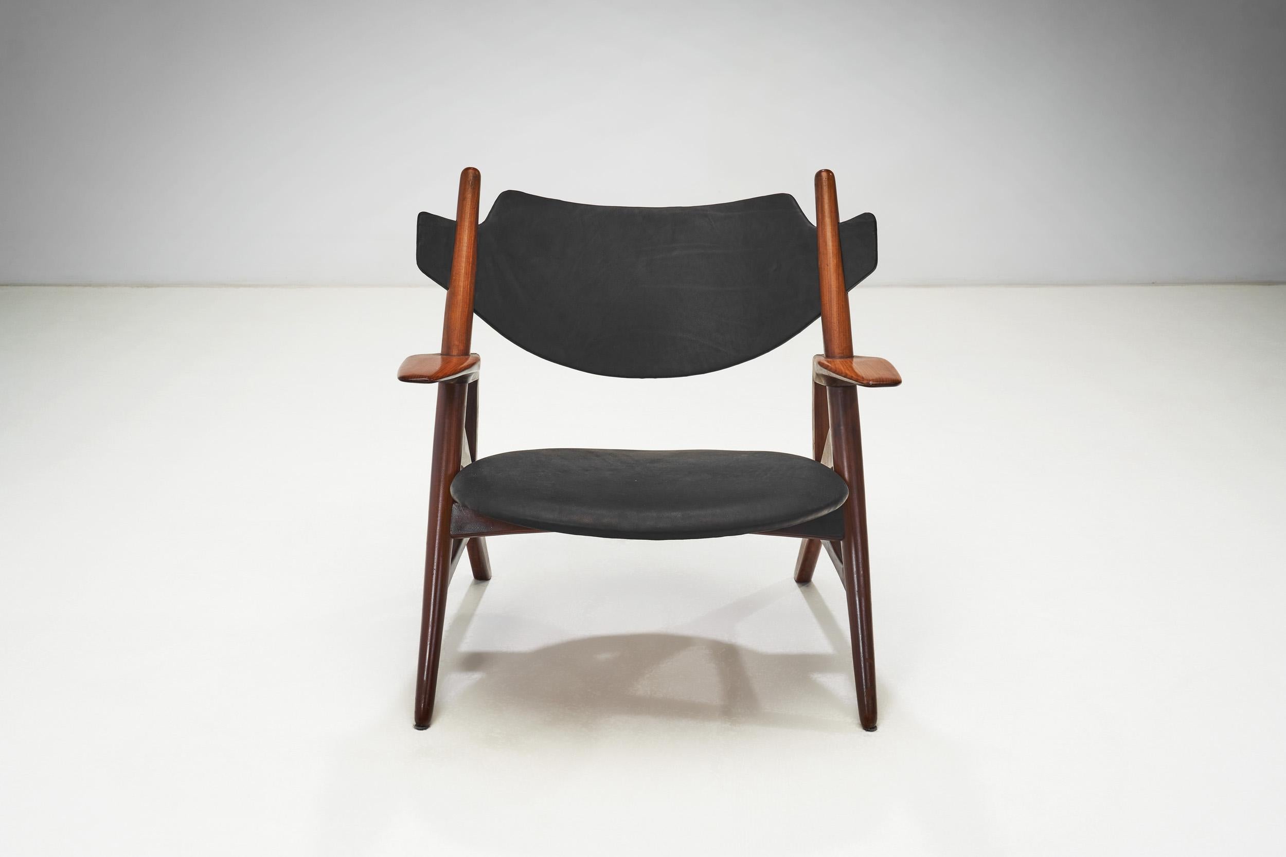 Satz von 2 skulpturalen dänischen Mid-Century Modern-Stühlen, Dänemark ca. 1960er Jahre (Stoff) im Angebot