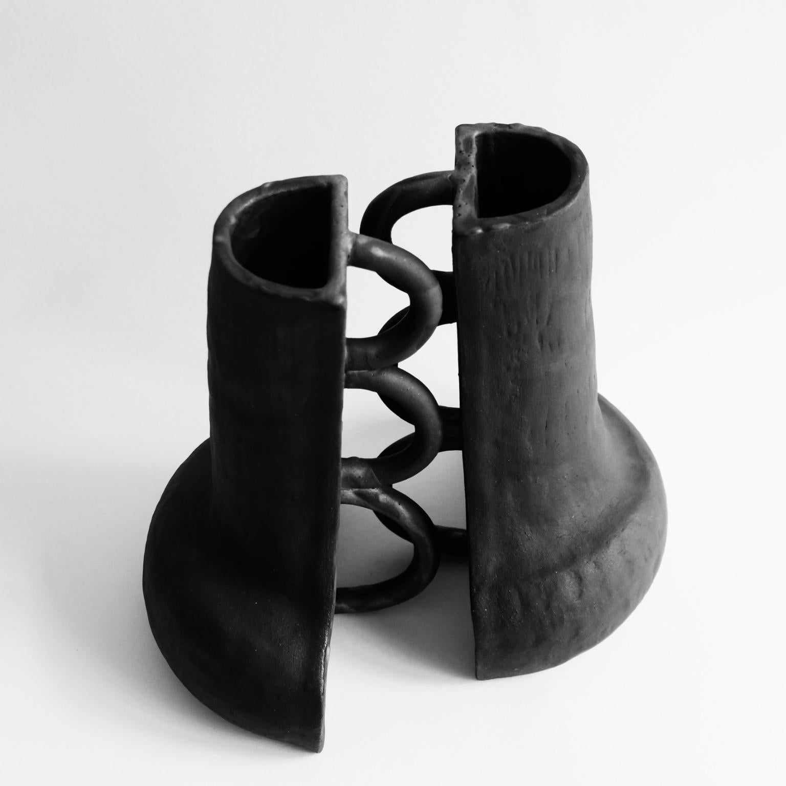 Set aus 2 skulpturalen Fragment 01 Vasen von Ia Kutateladze
Unverwechselbar
Abmessungen: B 19 x H 30 cm (jeweils).
MATERIALIEN: Roher schwarzer Ton.

Die Vase Fragment 01 ist ein skulpturales, funktionales Objekt, das aus schwarzem Ton handgefertigt
