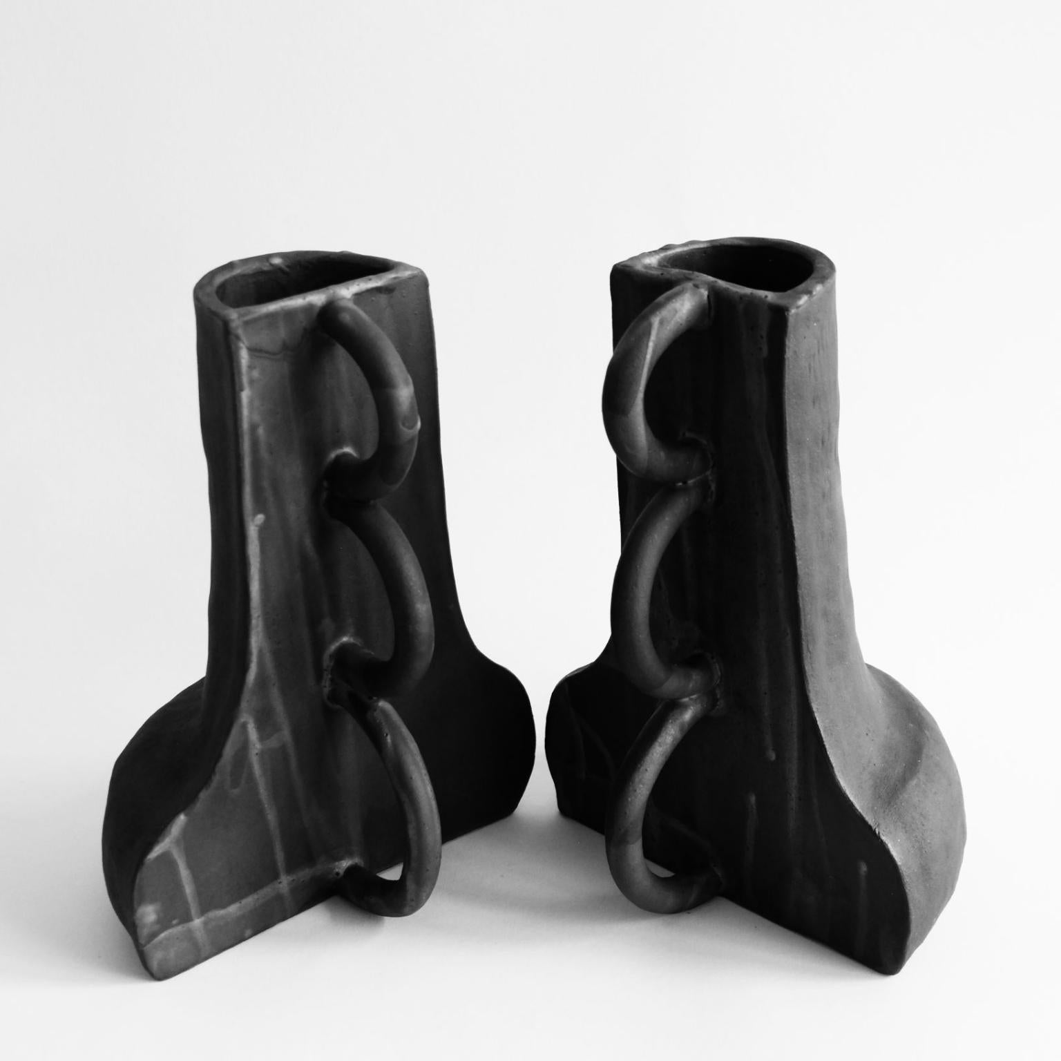 Set aus 2 skulpturalen Fragment 01 Vasen von Ia Kutateladze im Zustand „Neu“ im Angebot in Geneve, CH