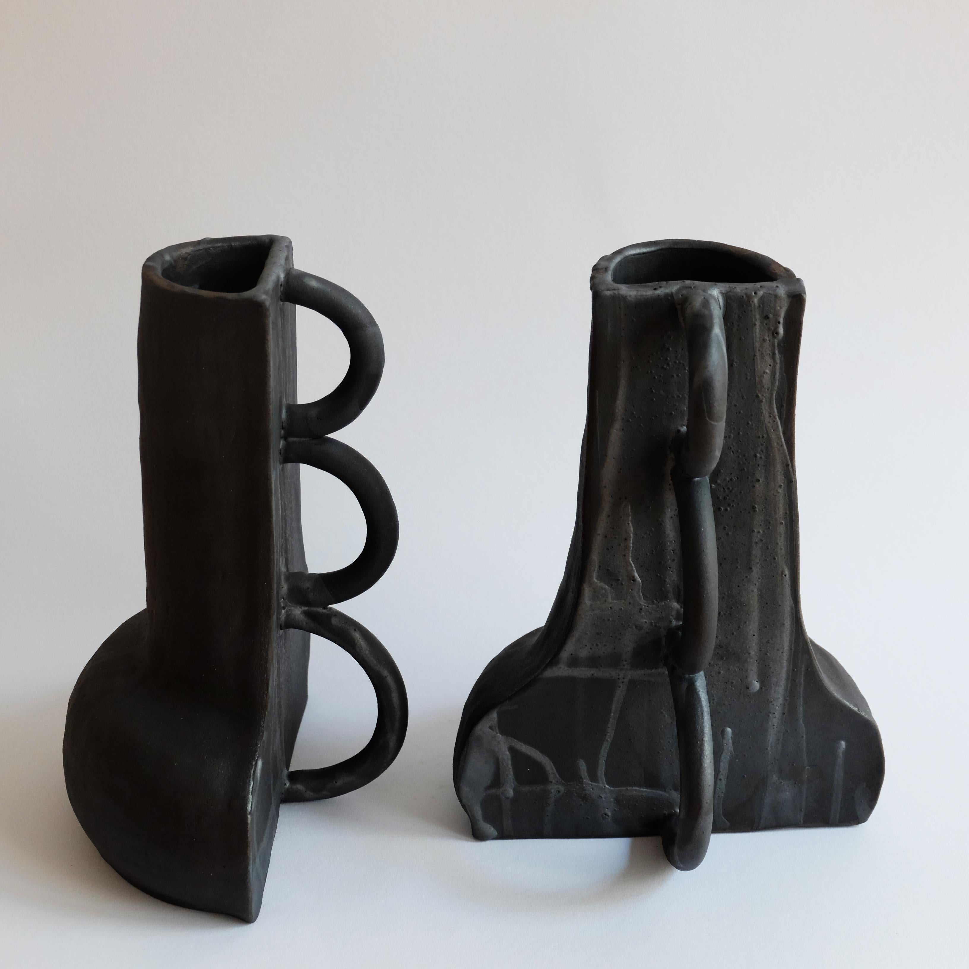 Set aus 2 skulpturalen Fragment 01 Vasen von Ia Kutateladze (21. Jahrhundert und zeitgenössisch) im Angebot