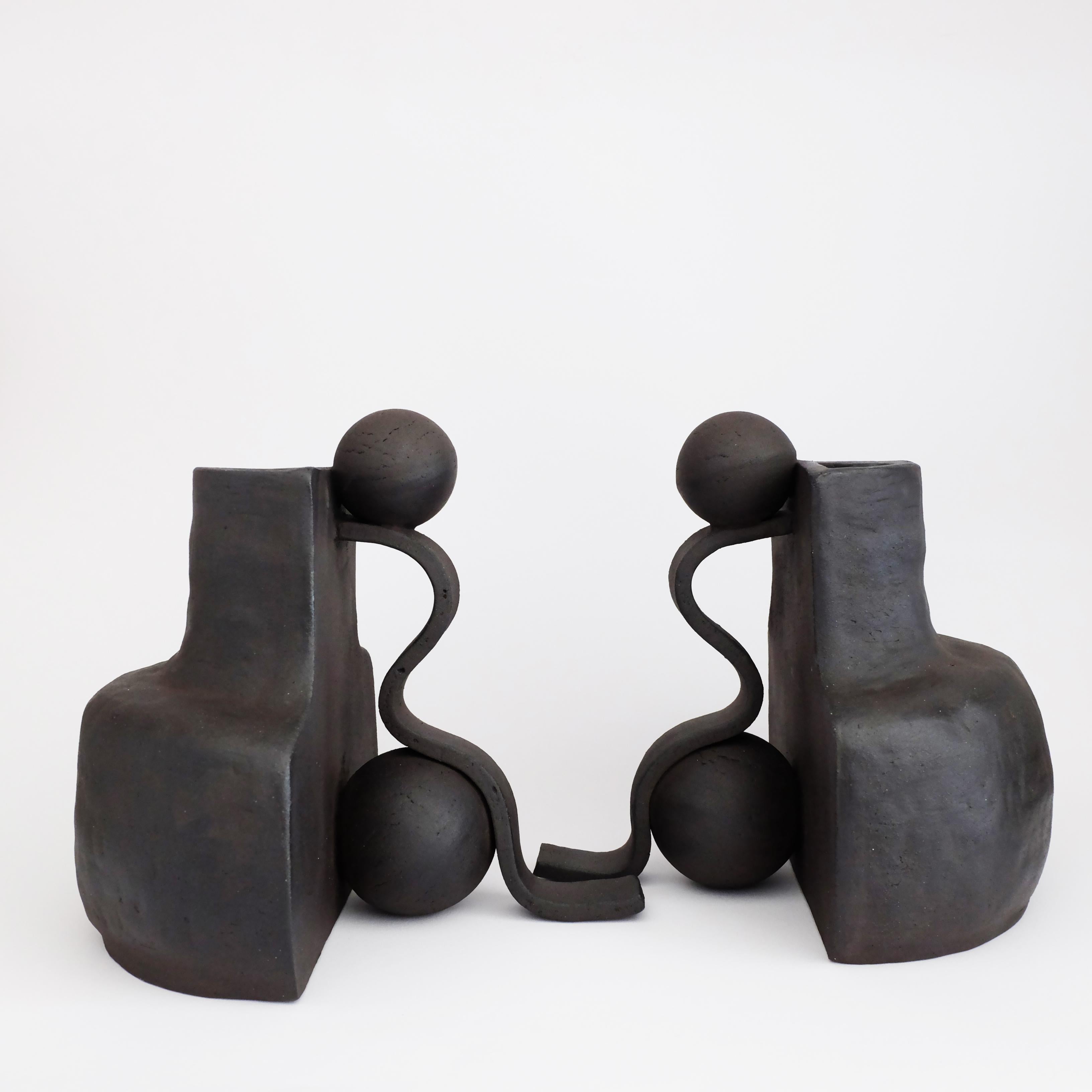 Set aus 2 skulpturalen Fragment 02-Vasen von Ia Kutateladze
Einzigartig in seiner Art.
Abmessungen: B 21 x H 21 cm.
MATERIALIEN: Roher schwarzer Ton.

Die Vase Fragment 02 ist ein skulpturales, funktionales Objekt, das aus schwarzem Ton