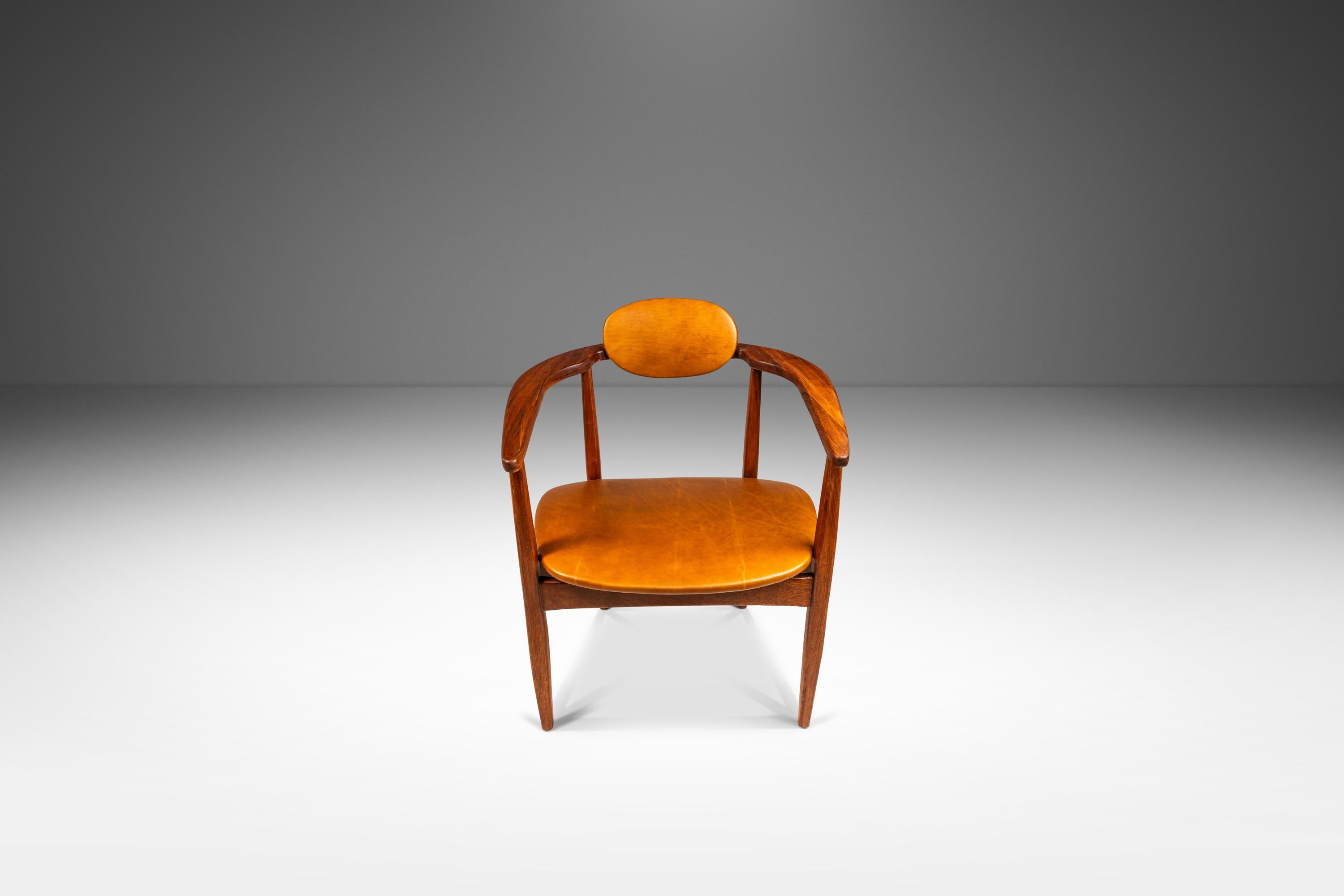 Wir stellen ein einzigartiges und seltenes Set von Sesseln der Jahrhundertmitte vor, die nach dem Vorbild des Stuhls 916-CC von Adrian Pearsall entworfen wurden. Diese verführerische Sitzgruppe wurde vor kurzem einer umfassenden Restaurierung
