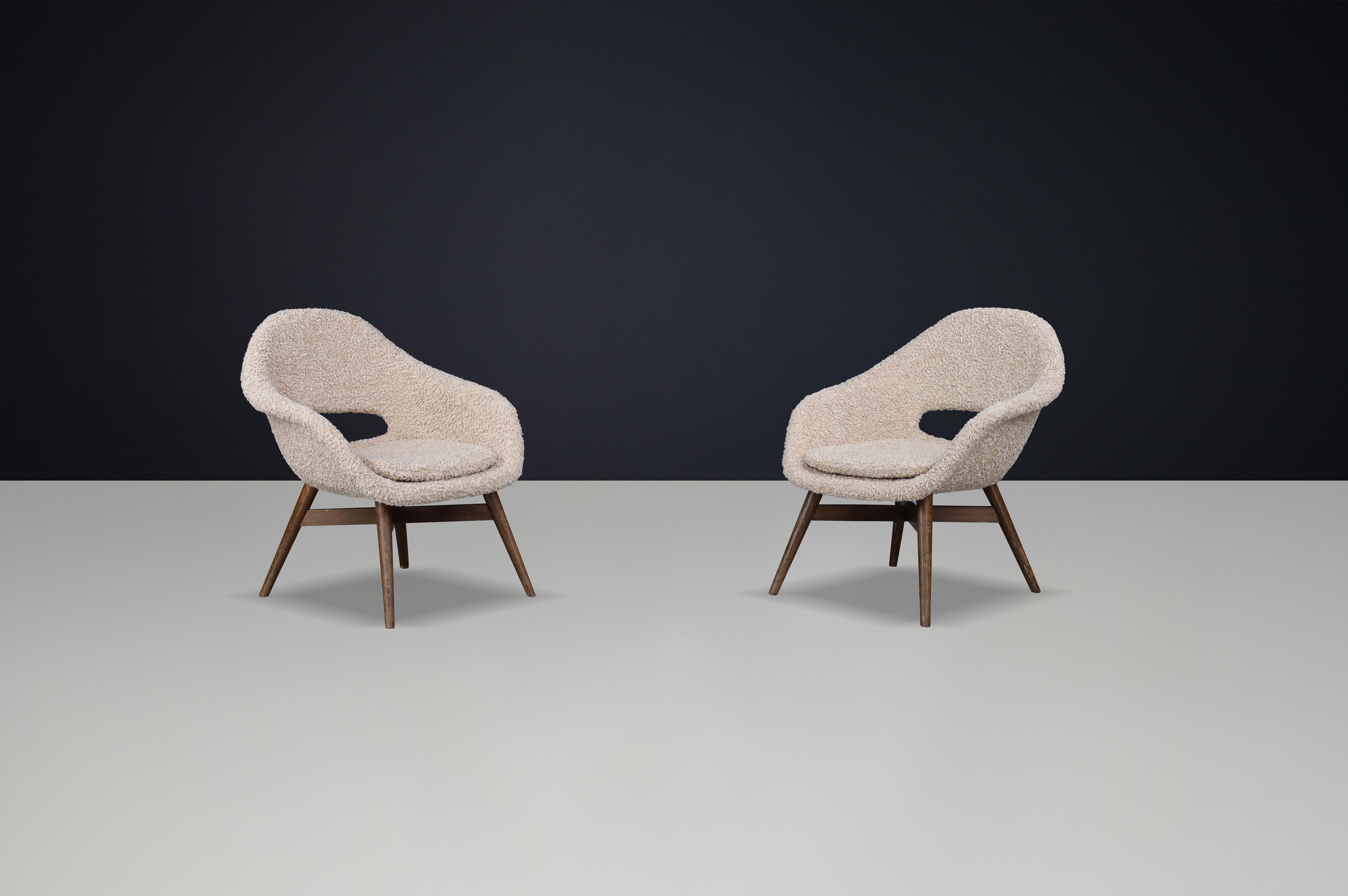Set of 2 Sculptural Mid-Century Lounge Chairs by Miroslav Navrátil, 1960s

Elevate your interior with this exquisite set of two mid-century modern lounge chairs designed by renowned Czech designer Miroslav Navrátil in the 1960s. These iconic chairs