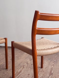 2 skulpturale Teakholz-Esszimmerstühle Model No. 84 von Niels O. Møller, 1976