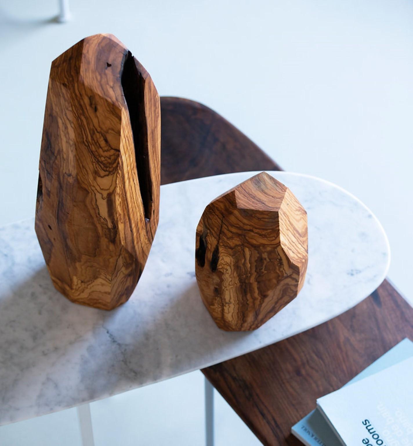 Moderne Ensemble de 2 sculptures en bois d'olivier de Rectangle Studio en vente
