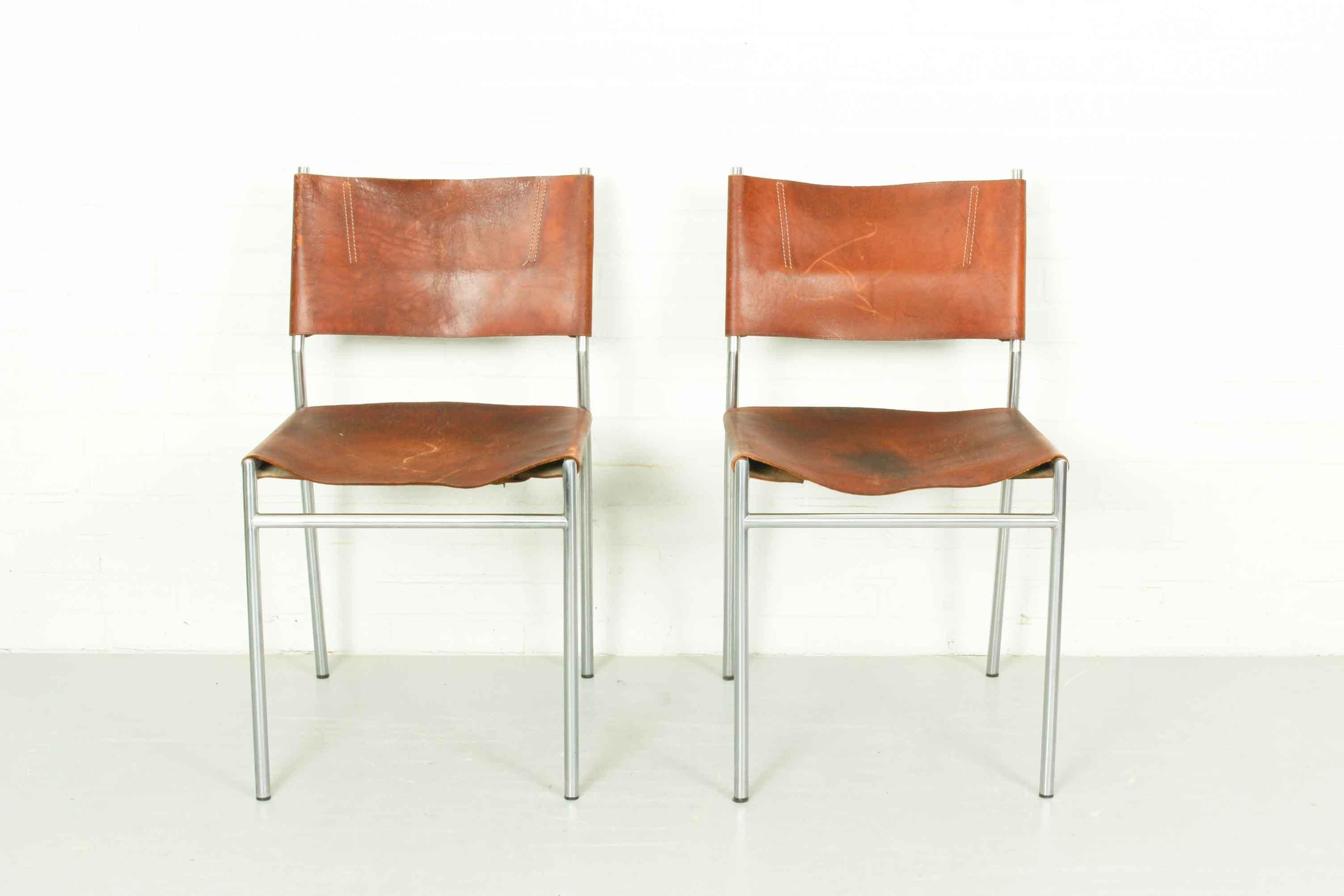 Minimalist Mid-Century Modern SE06 dining chair designed by Martin Visser and manufactured by ‘t Spectrum, Netherlands 1967. These early versions of the SE06 chairs have a stainless steel tubular metal frame and very nice thick saddle leather seat