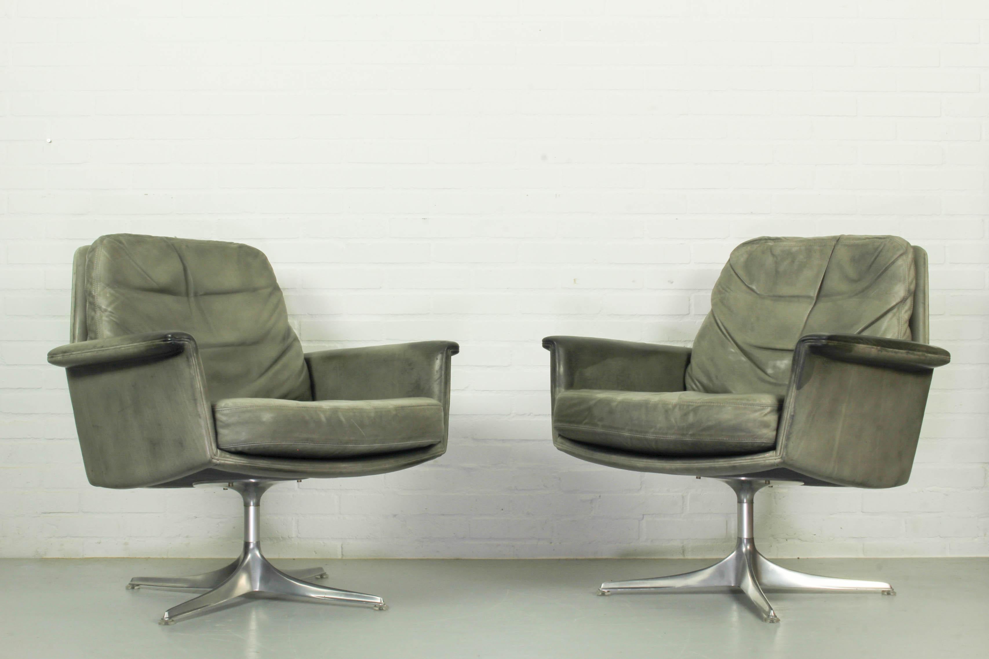 Set of 2 grey leather Sedia chairs designed by Horst Brüning for COR, Germany in the 1960s. The leather has patina as expected with regard to its age and use, but is in good condition with no cracks, holes. Material: leather, aluminium.