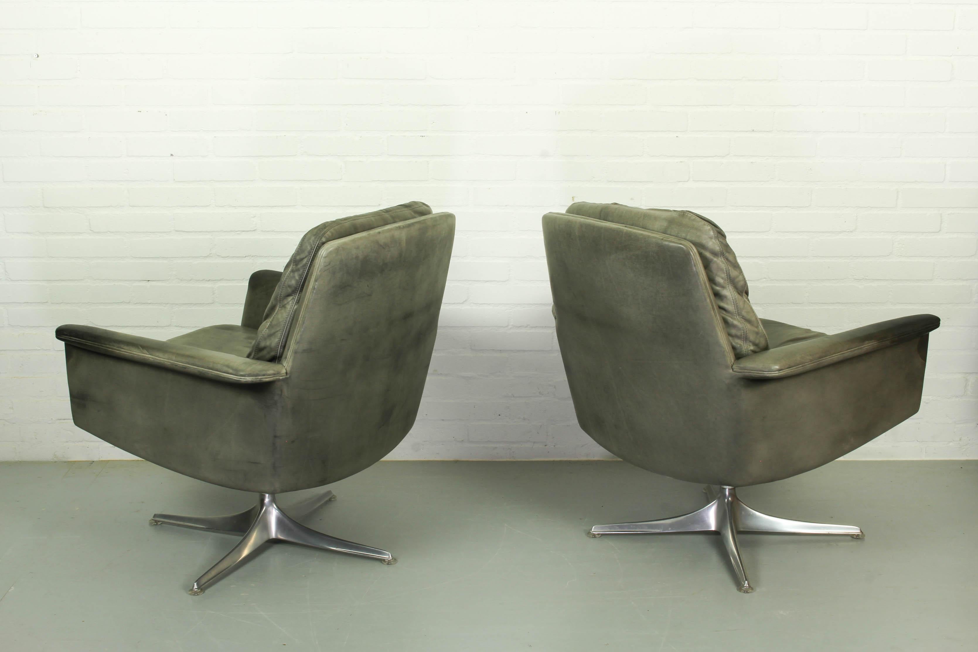 Set of 2 Sedia Swivel Chair by Horst Brüning for Cor, 1960s, Grey Leather In Fair Condition For Sale In Appeltern, Gelderland