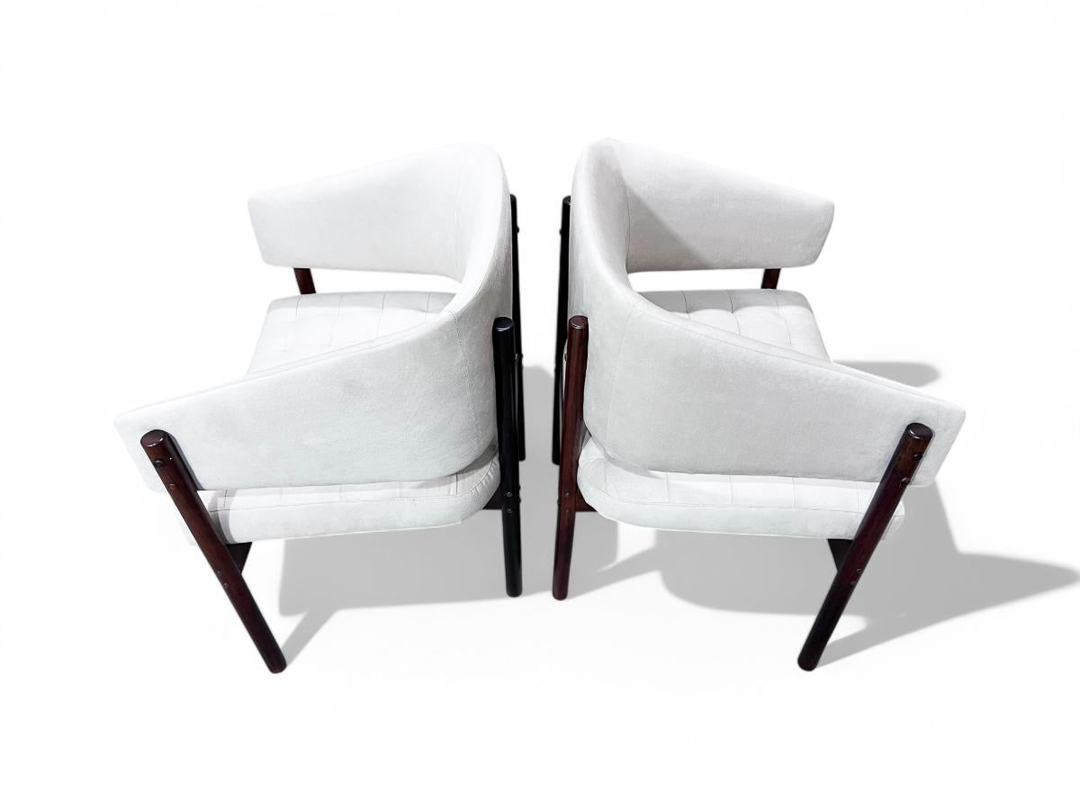 Ensemble de 2 fauteuils senior en bois de feuillus et daim de Jorge Zalszupin, vers les années 1960 en vente 2