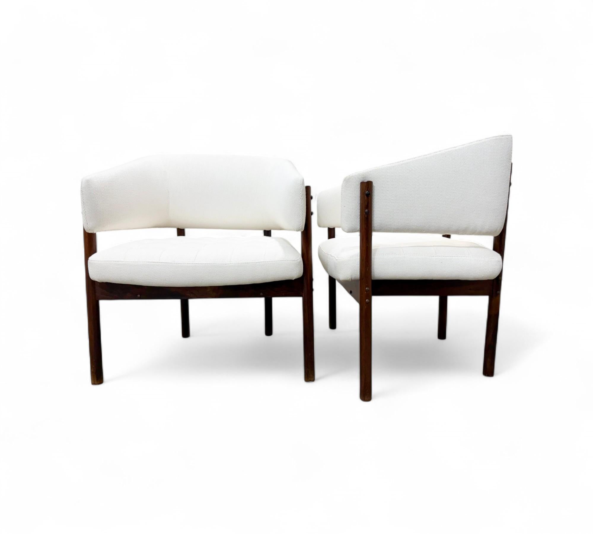 Ensemble de 2 fauteuils senior en bois de feuillus et daim de Jorge Zalszupin, vers les années 1960 en vente 2