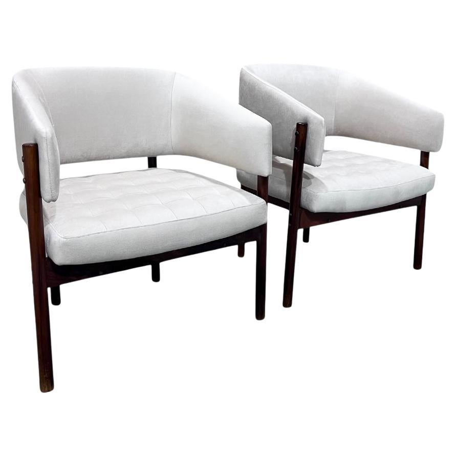 Ce fauteuil confortable, bien nommé Senior, a été conçu par Jorge Zalszupin et produit par sa propre entreprise, L'Atelier, au Brésil en 1959. La chaise Senior est un modèle minimaliste qui a été fabriqué en continu de 1959 à 1969. Il est doté de