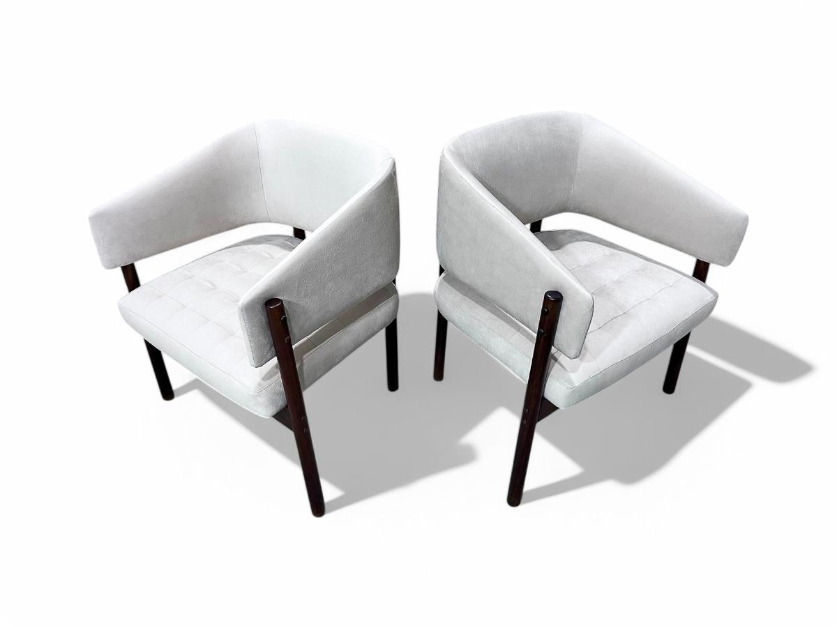 Mid-Century Modern Ensemble de 2 fauteuils senior en bois de feuillus et daim de Jorge Zalszupin, vers les années 1960 en vente