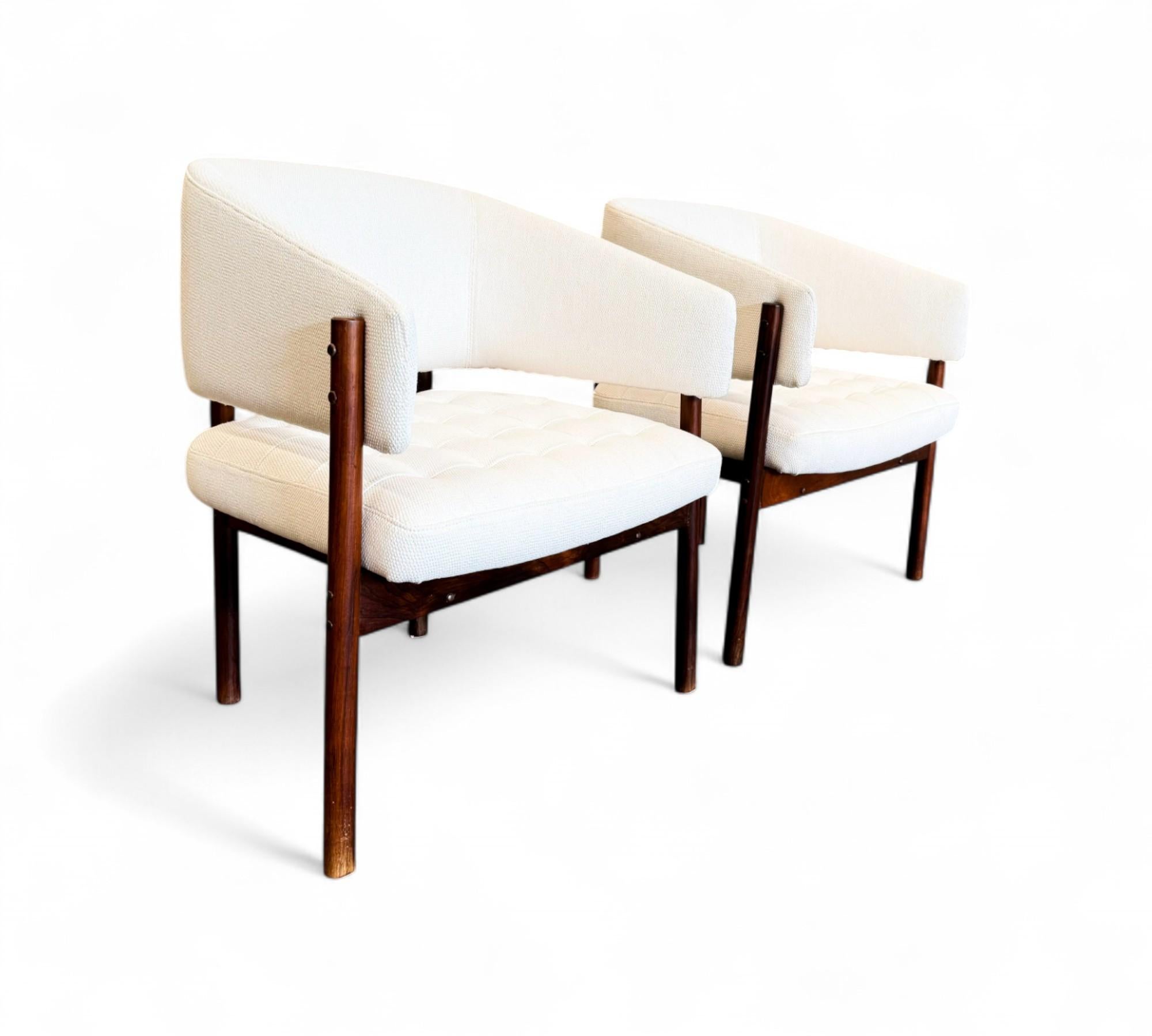 Mid-Century Modern Ensemble de 2 fauteuils senior en bois de feuillus et daim de Jorge Zalszupin, vers les années 1960 en vente