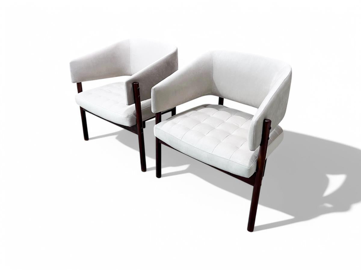 Brésilien Ensemble de 2 fauteuils senior en bois de feuillus et daim de Jorge Zalszupin, vers les années 1960 en vente