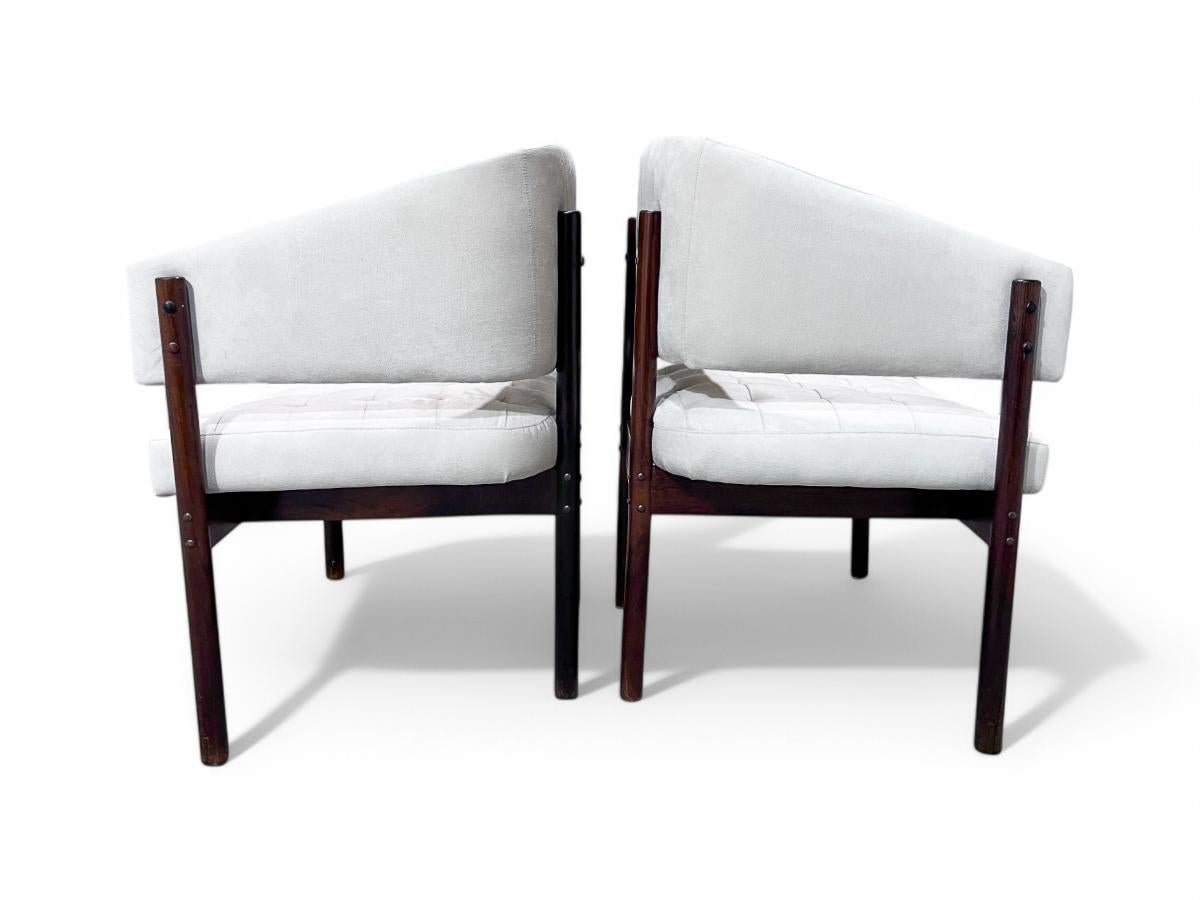 Ferronnerie Ensemble de 2 fauteuils senior en bois de feuillus et daim de Jorge Zalszupin, vers les années 1960 en vente