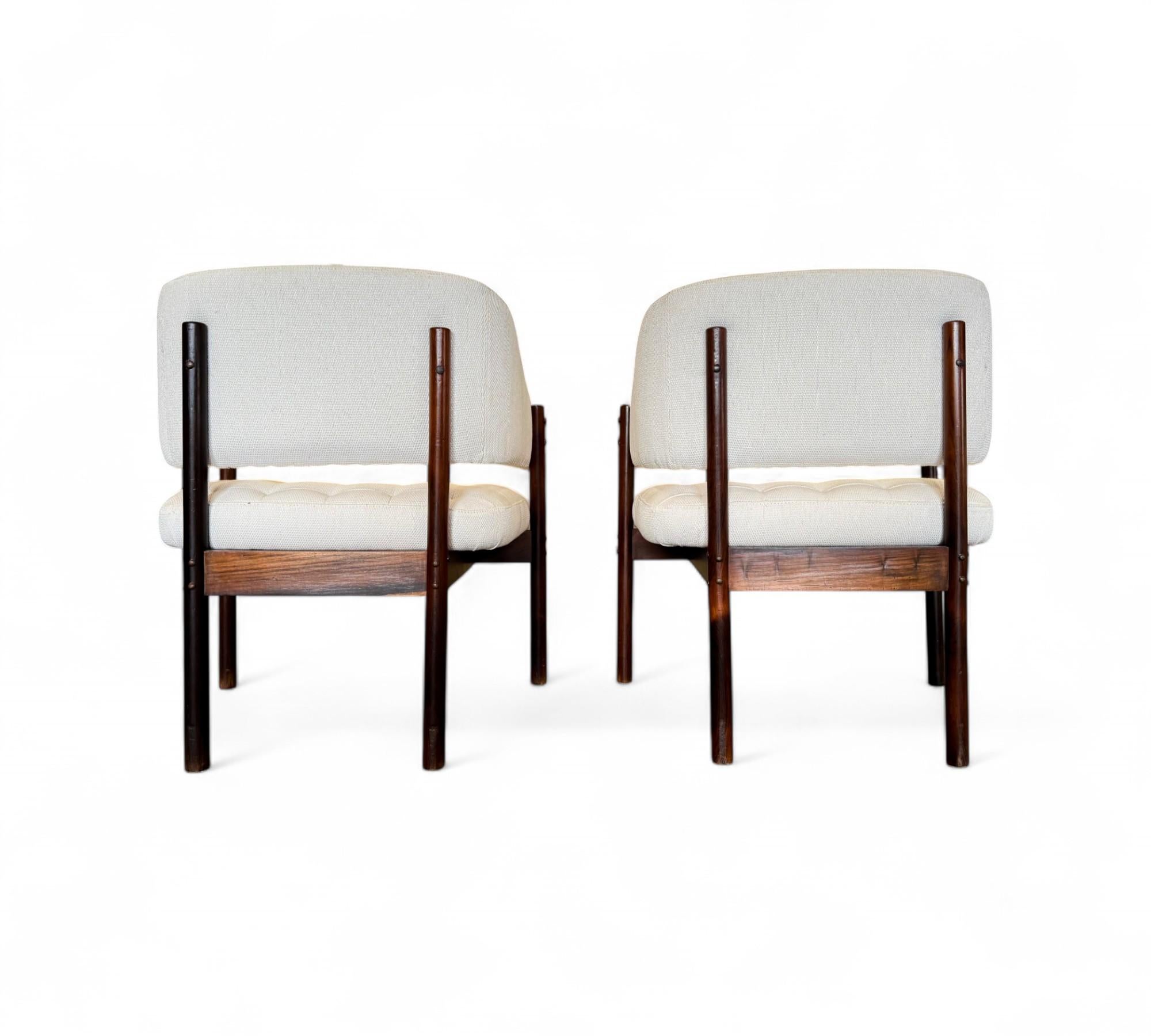 Ensemble de 2 fauteuils senior en bois de feuillus et daim de Jorge Zalszupin, vers les années 1960 Bon état - En vente à New York, NY