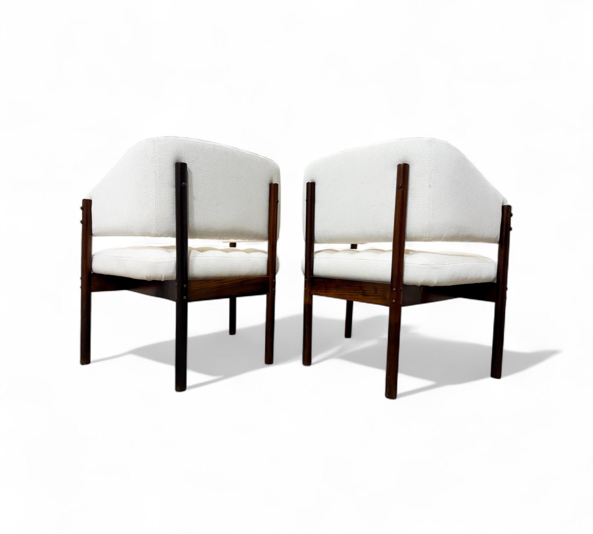 20ième siècle Ensemble de 2 fauteuils senior en bois de feuillus et daim de Jorge Zalszupin, vers les années 1960 en vente