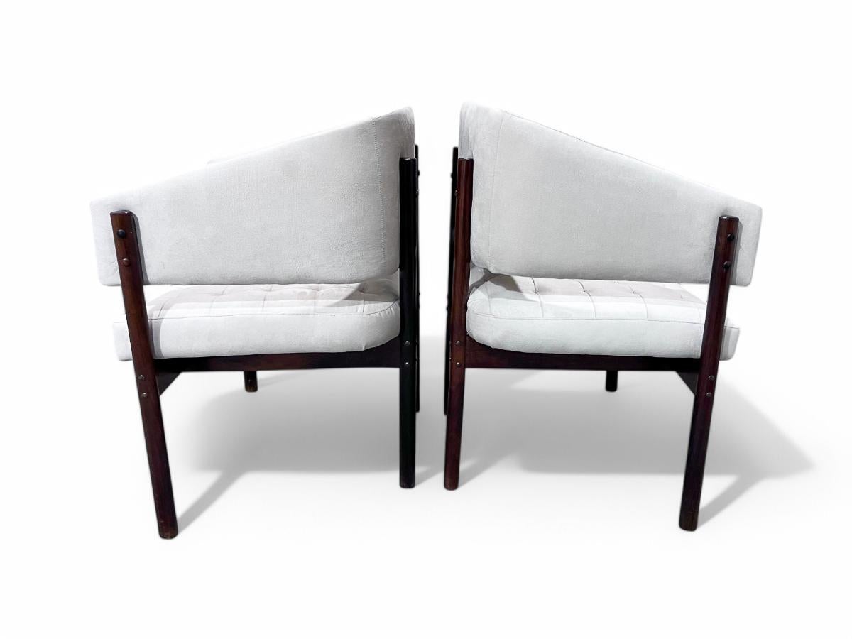 Aluminium Ensemble de 2 fauteuils senior en bois de feuillus et daim de Jorge Zalszupin, vers les années 1960 en vente