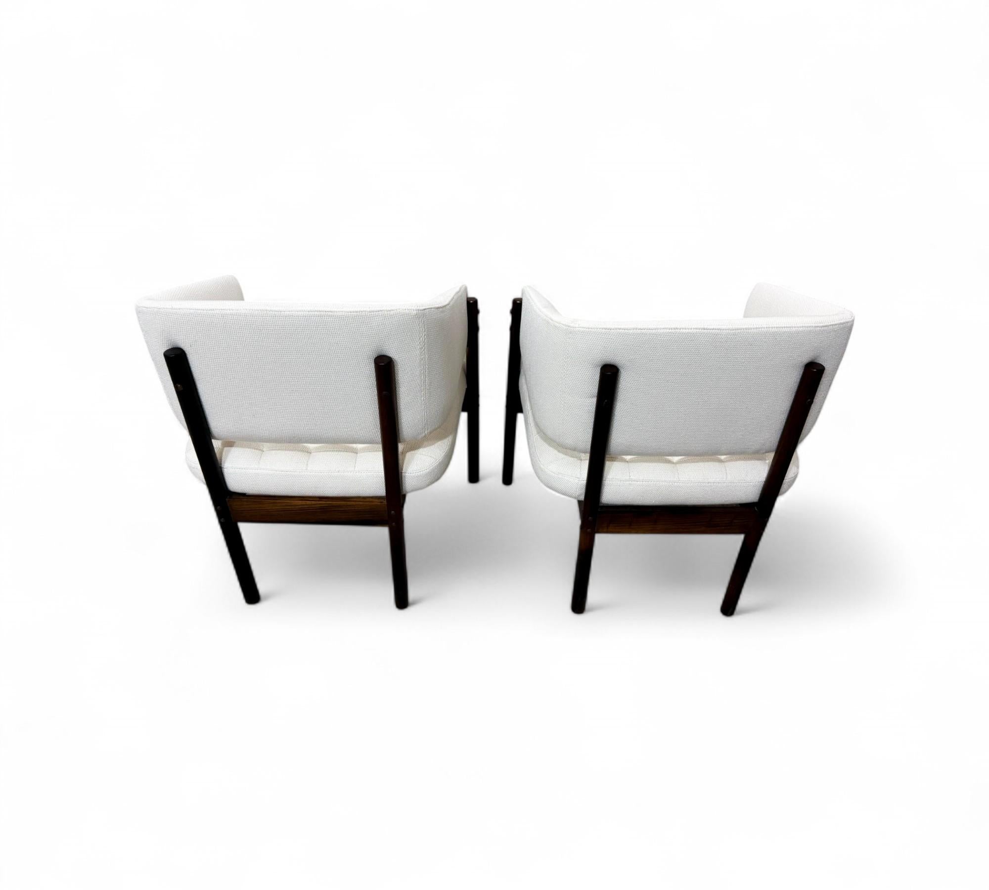 Aluminium Ensemble de 2 fauteuils senior en bois de feuillus et daim de Jorge Zalszupin, vers les années 1960 en vente