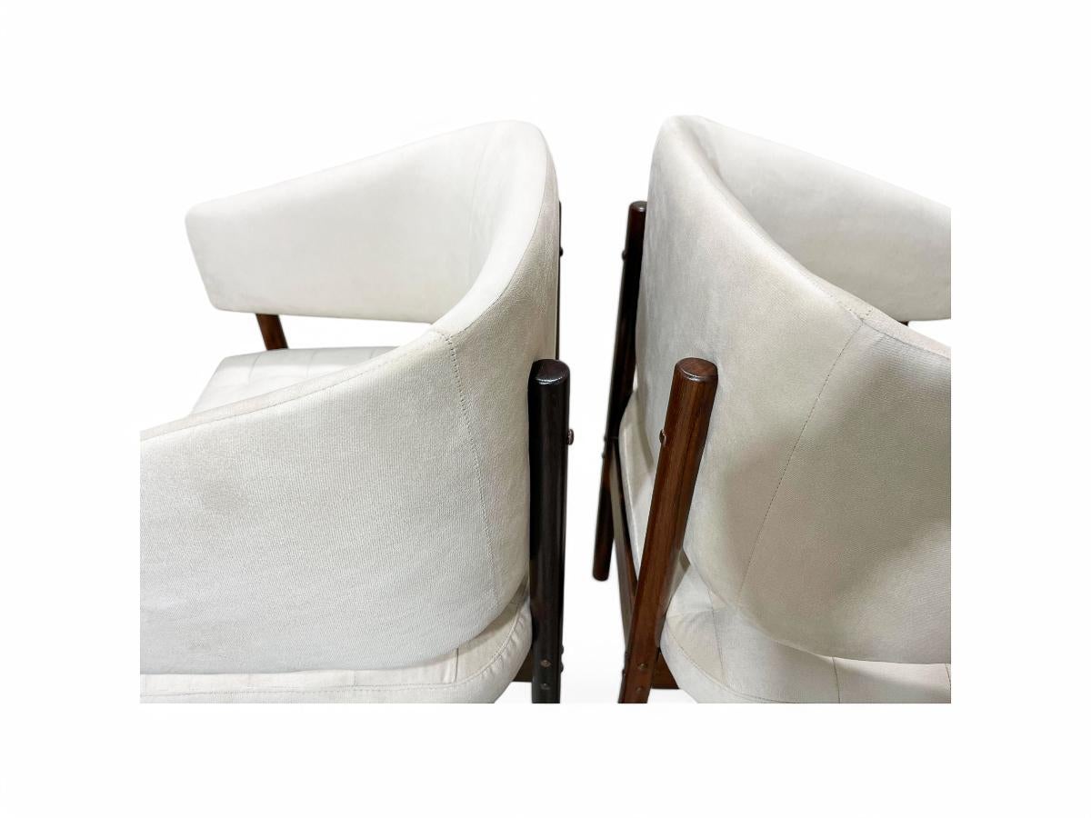Ensemble de 2 fauteuils senior en bois de feuillus et daim de Jorge Zalszupin, vers les années 1960 en vente 1