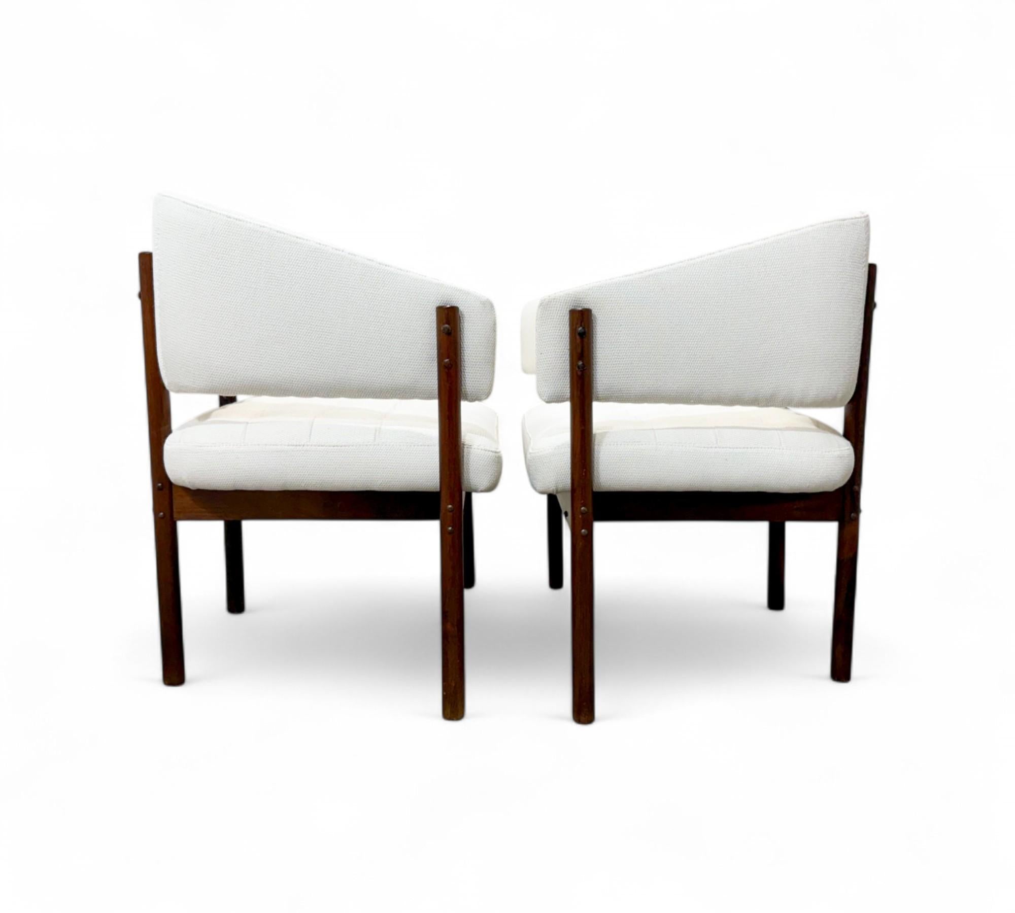 Ensemble de 2 fauteuils senior en bois de feuillus et daim de Jorge Zalszupin, vers les années 1960 en vente 1