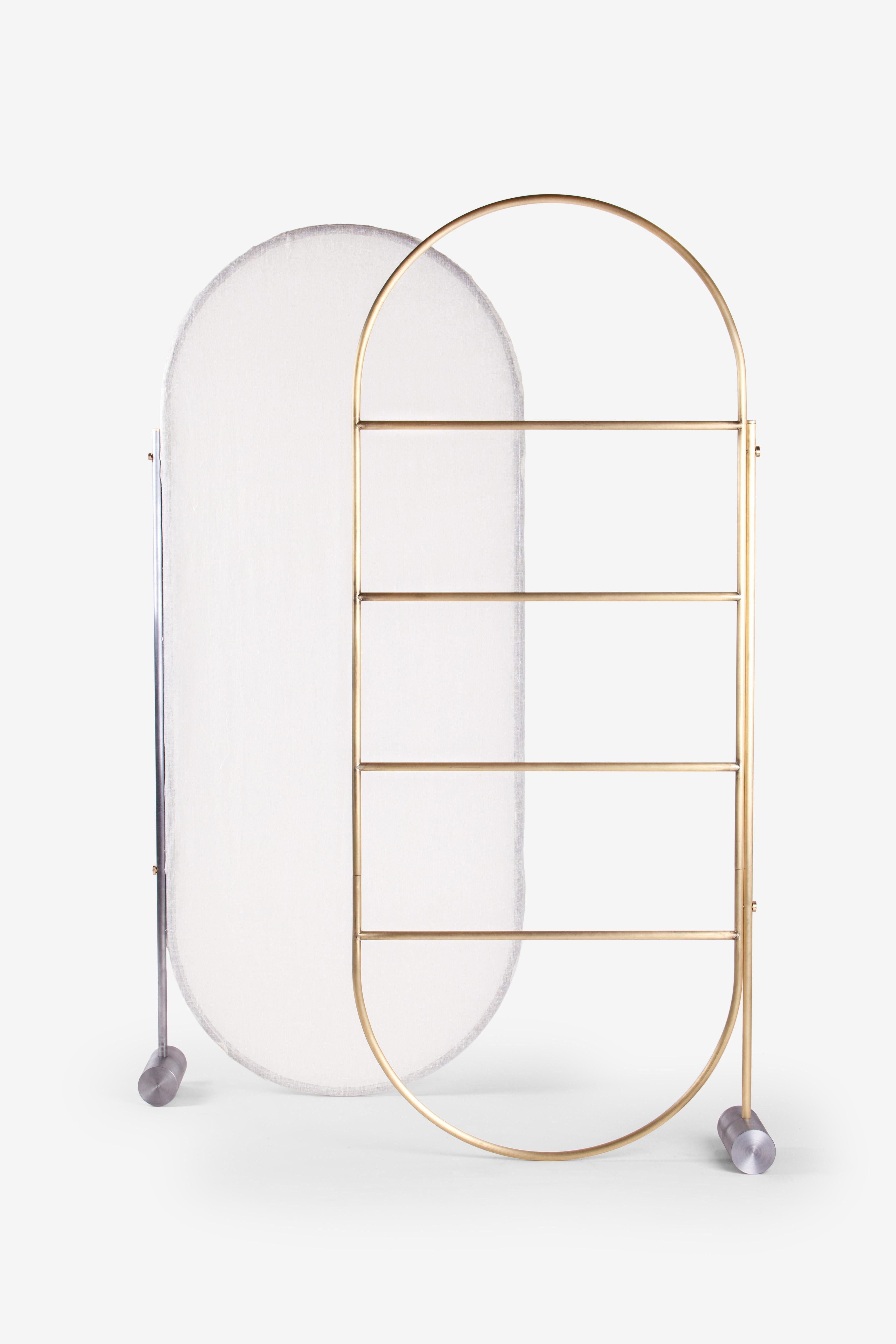 Set di 2 divisori per ambienti Separè vby Mingardo
Dimensioni: D72 x W20 x H170 cm 
Materiali: struttura in ottone naturale satinato. Base in ferro. Tessuto
Peso: 14-17 kg

Disponibile anche in diverse finiture. 

Separè è un divisorio
