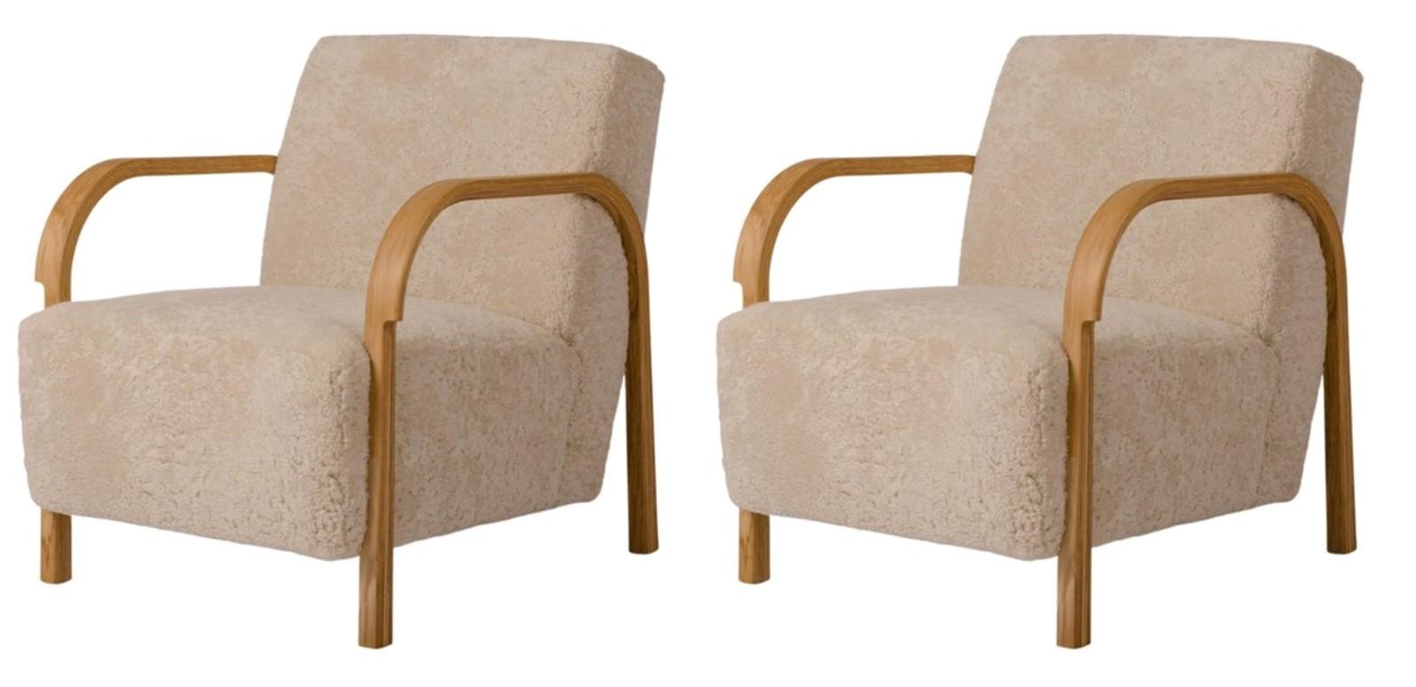 Set of 2 sheepskin ARCH lounge chairs by Mazo Design
Dimensions: W 69 x D 79 x H 76 cm
Materials: Oak, sheepskin.

With the new ARCH collection, mazo forges new paths with their forward-looking modernism. The series is a tribute to the renowned