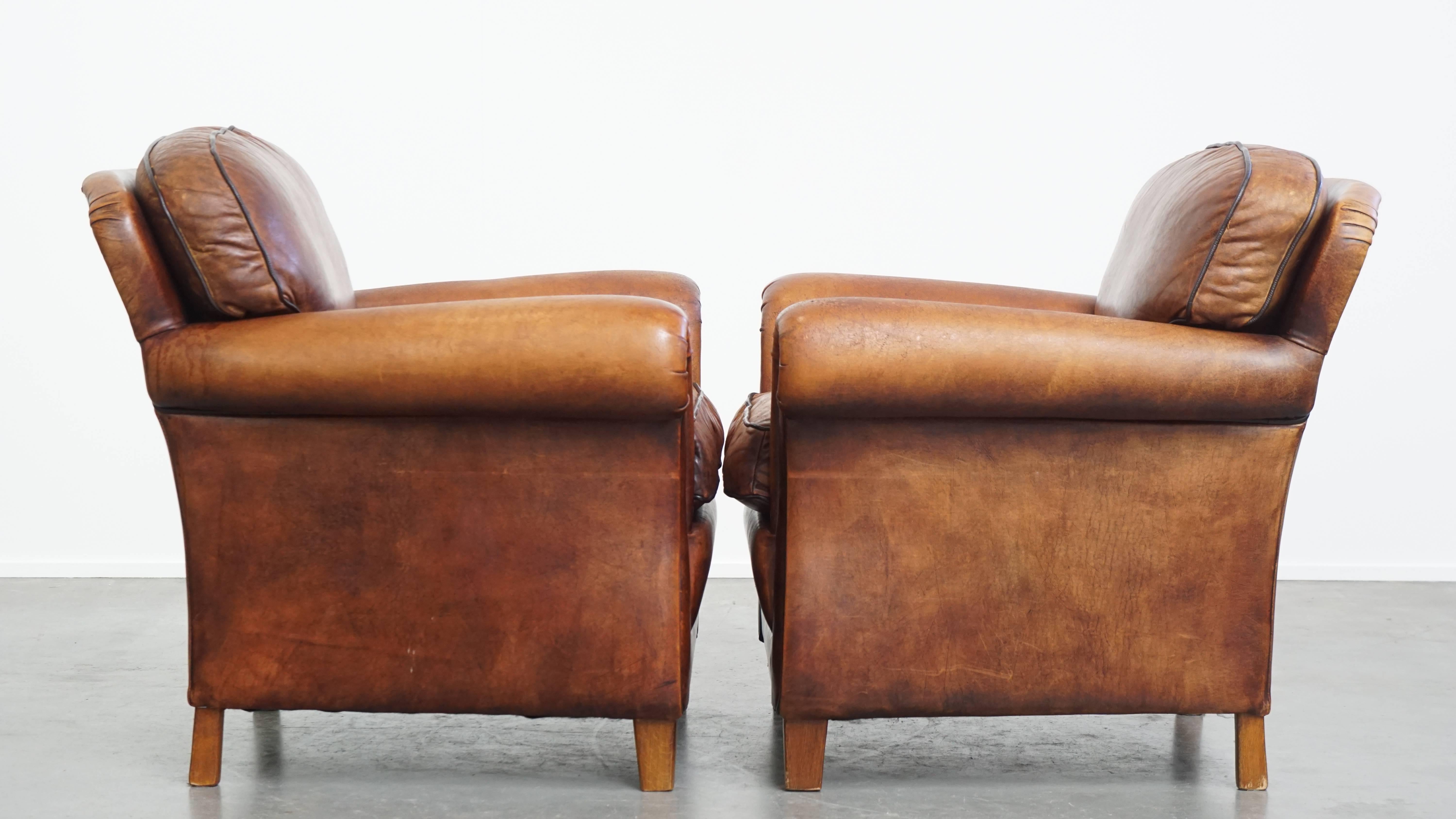 Offered this set of 2 sheepskin leather armchairs in English style, featuring a unique design and beautiful colors.

This stunning pair of timeless sheepskin leather armchairs in classic English style are true eye-catchers — whether placed in a