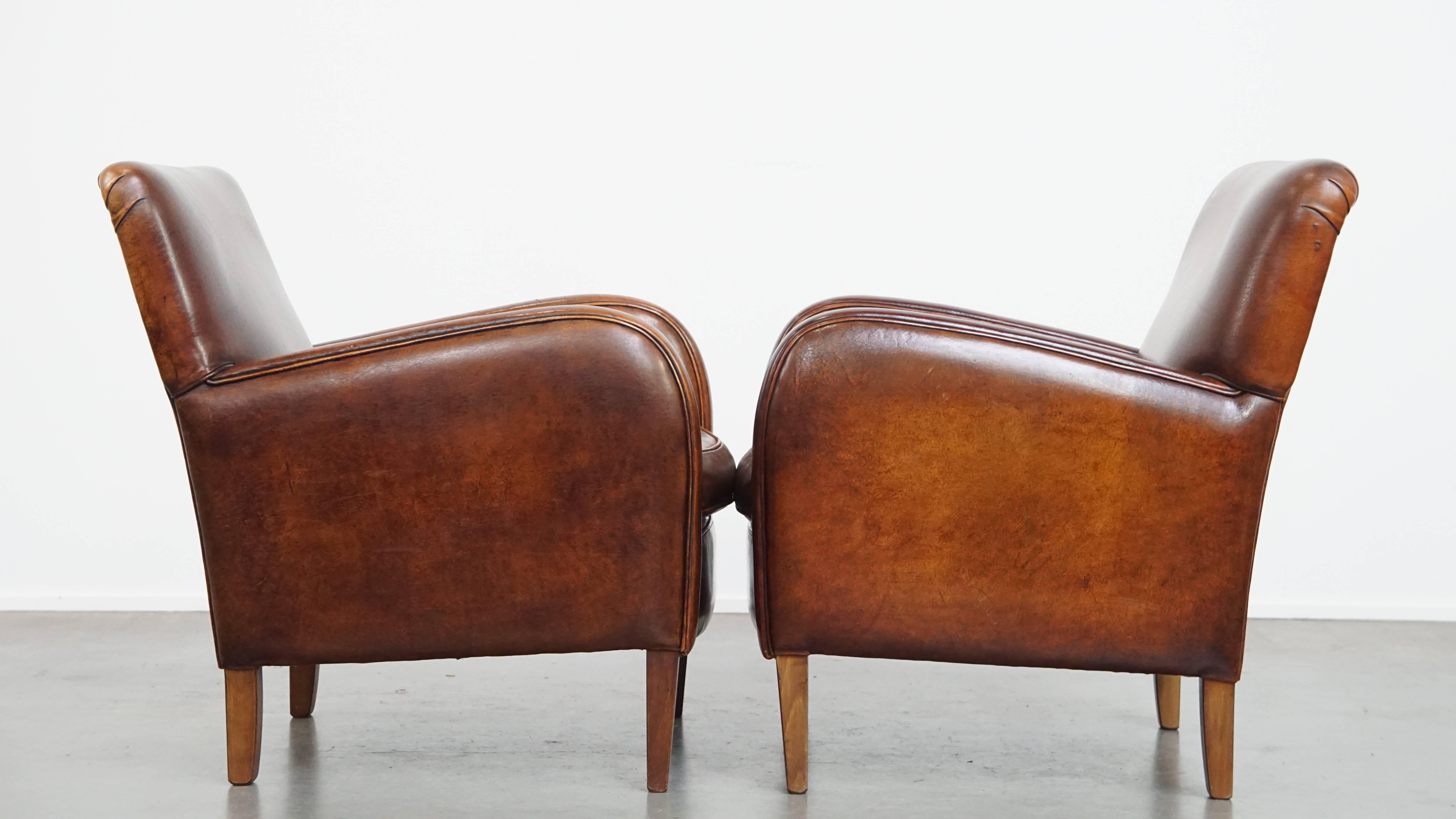 Nous vous proposons cet ensemble de 2 fauteuils en cuir de mouton de caractère avec une belle patine et des tons chauds. 

Ces fauteuils ont une apparence étonnante et élégante, en partie grâce à leur riche coloration.

Fabriqués en cuir de mouton,