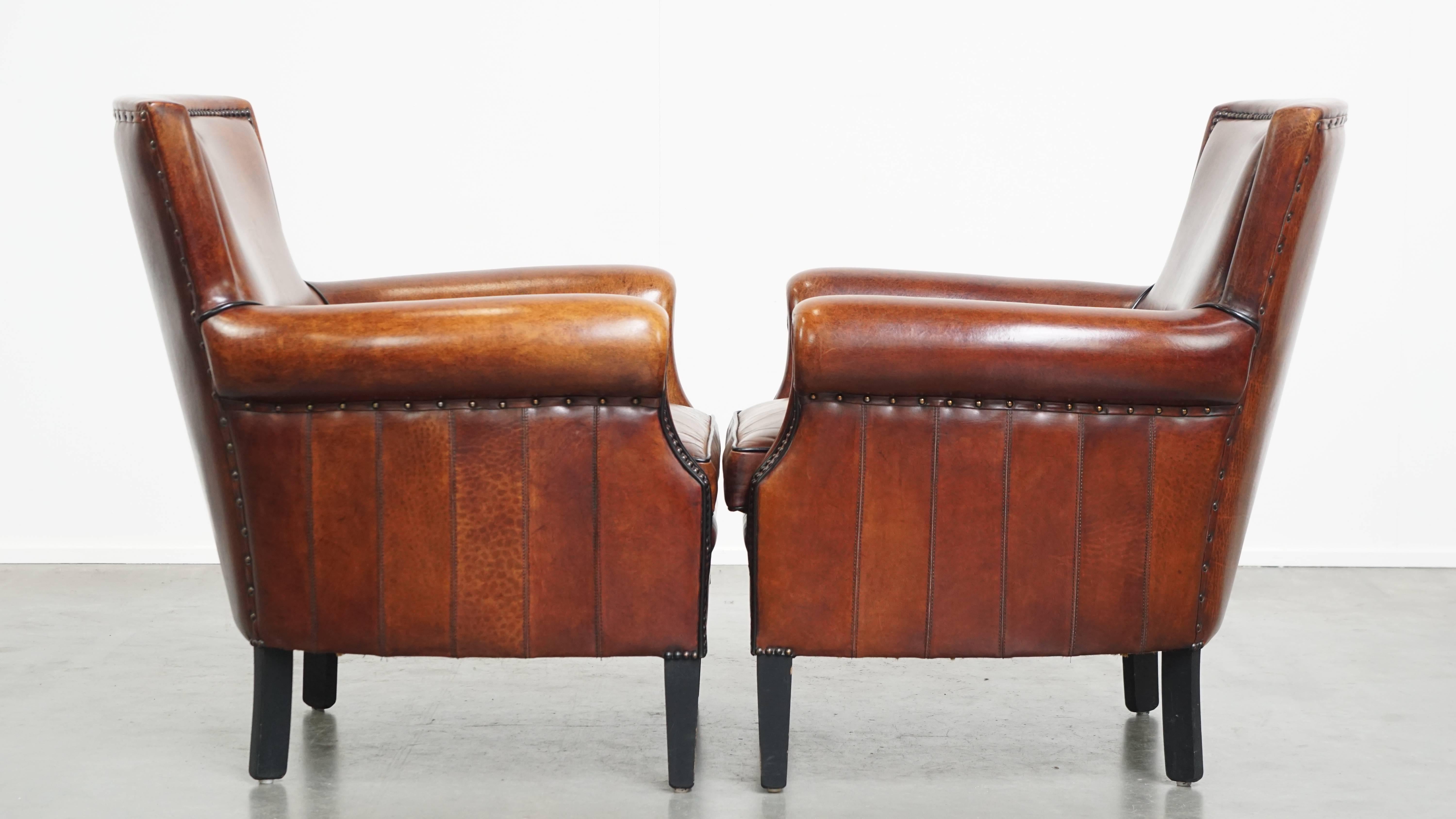 Offert : ce lot de 2 très beaux et élégants fauteuils en cuir de mouton à la finition luxueuse.
Tous ceux qui recherchent le charme et le confort ont trouvé ici les fauteuils en cuir de mouton idéaux.
Ces chaises luxueuses et intemporelles sont