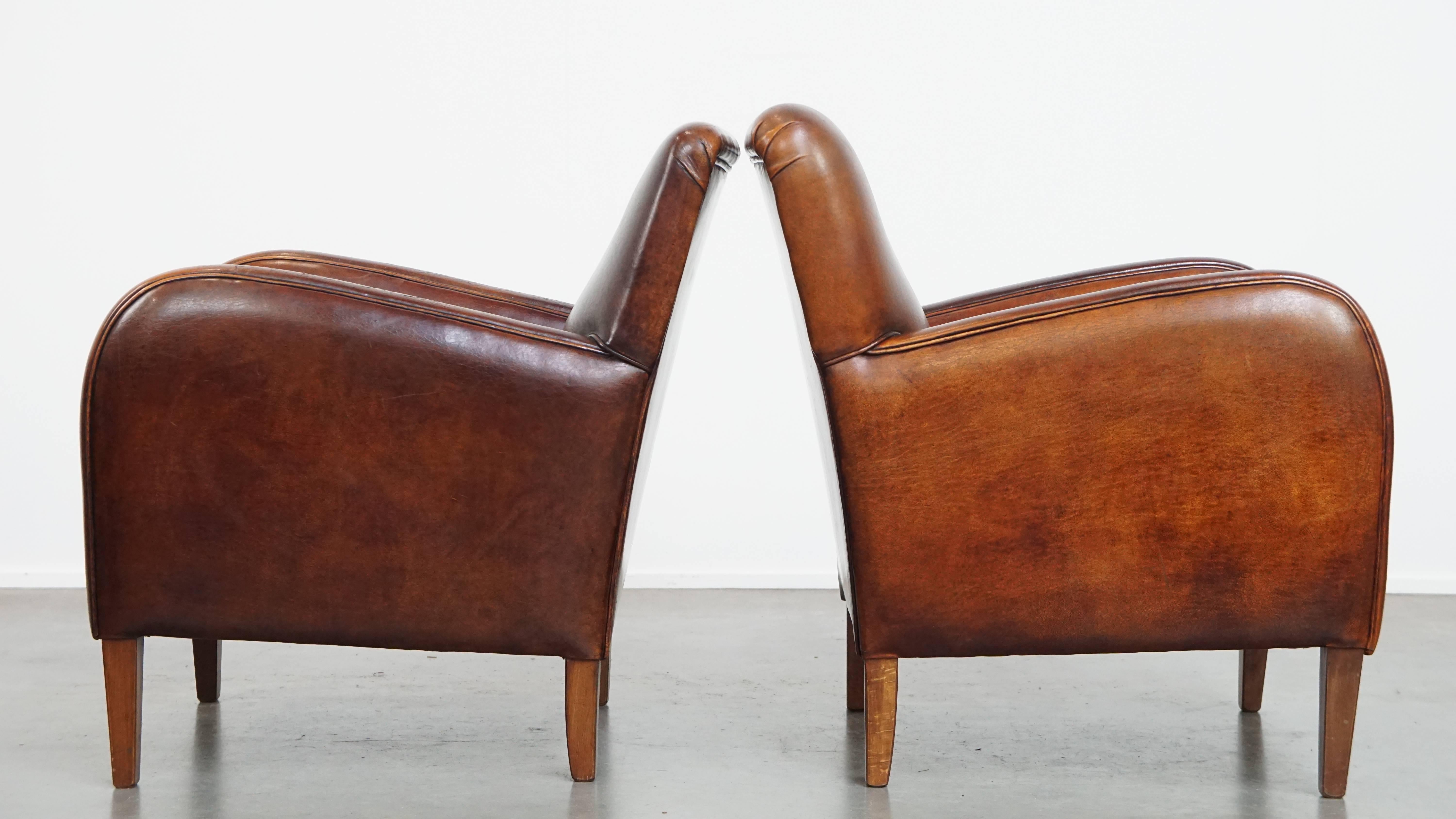 Fait main Ensemble de 2 fauteuils en cuir de mouton en vente
