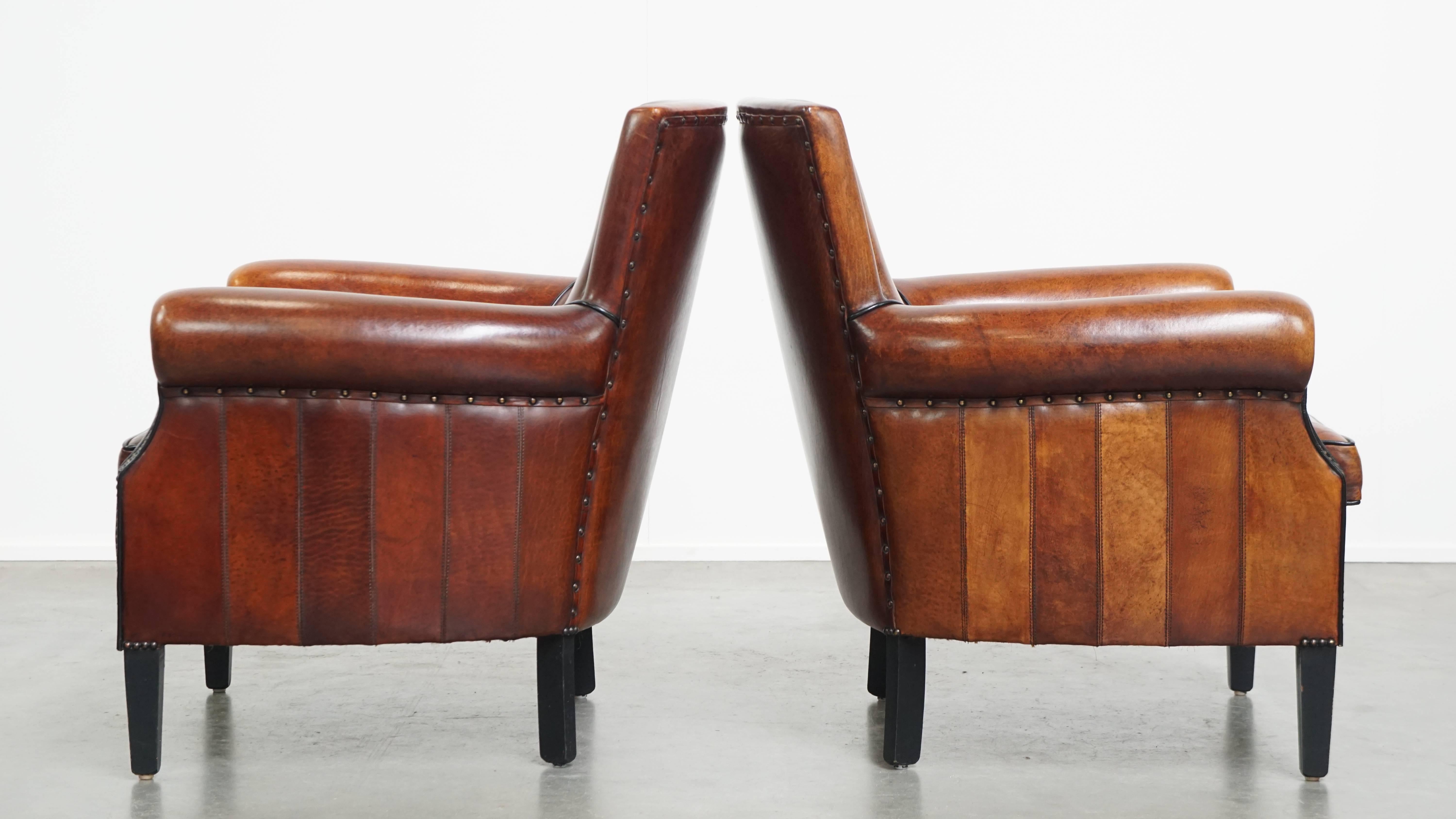 Fait main Ensemble de 2 fauteuils en cuir de mouton en vente