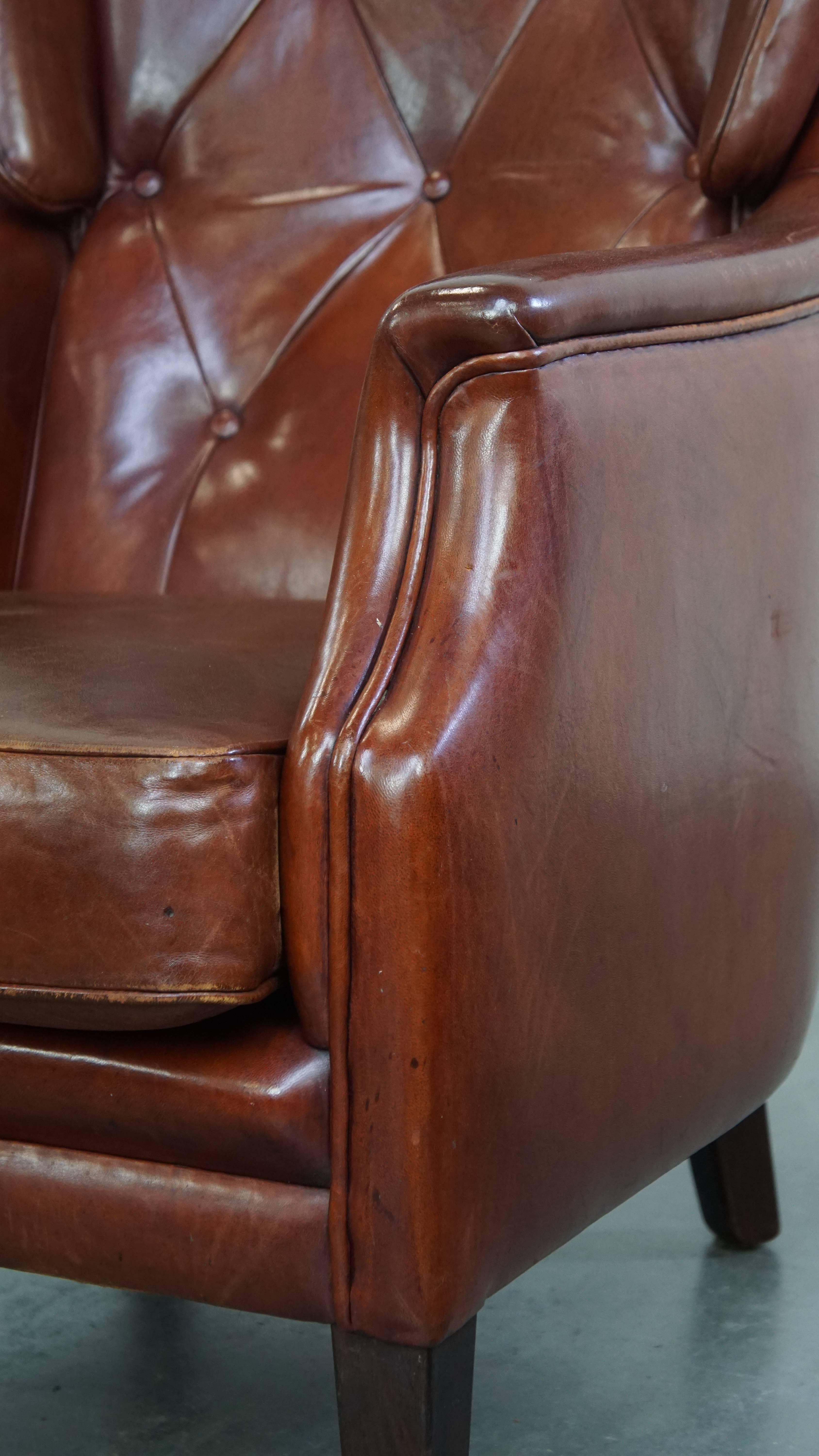 Set of 2 sheepskin leather Chesterfield armchairs with ottoman For Sale 4