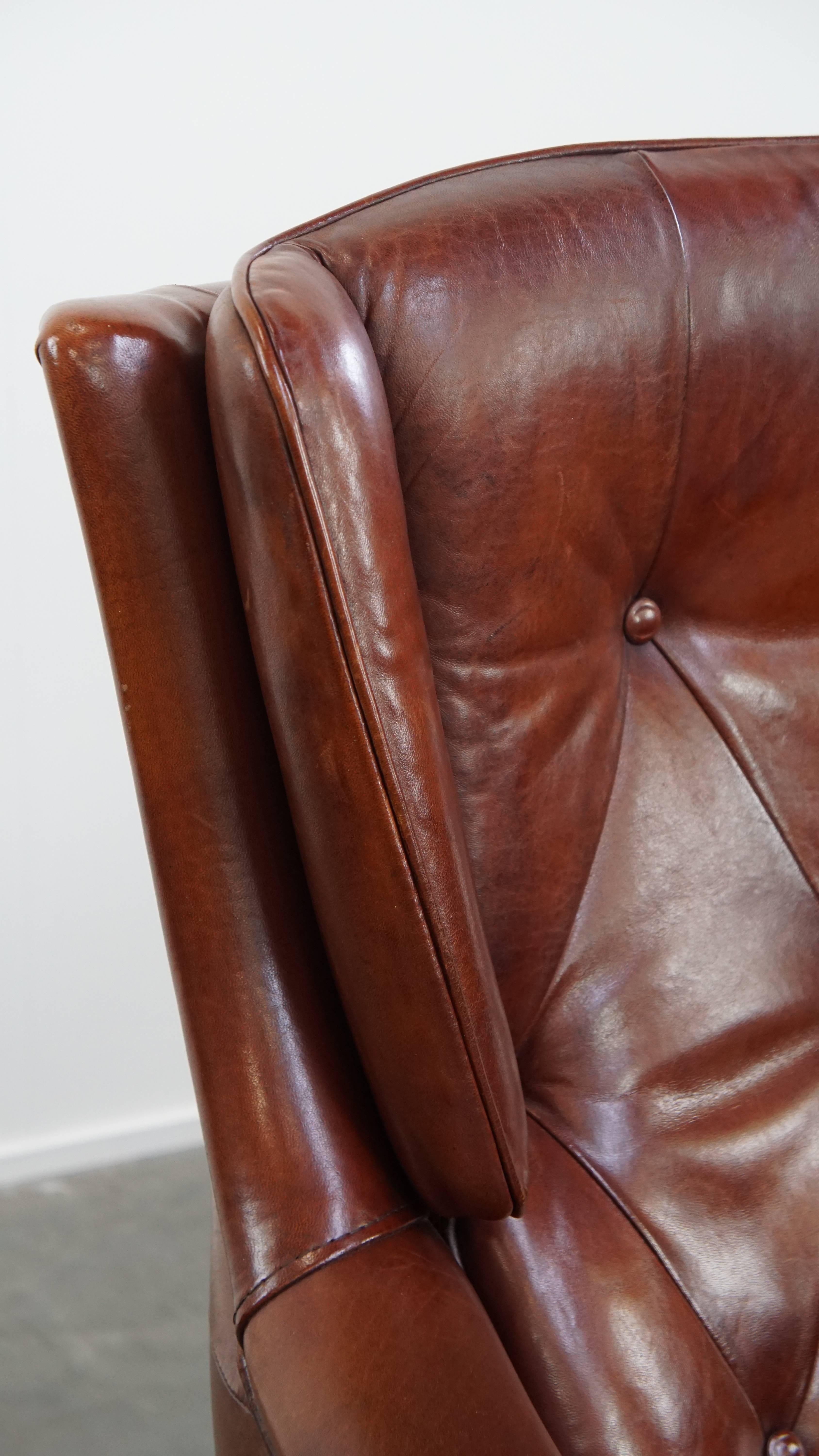 Set of 2 sheepskin leather Chesterfield armchairs with ottoman For Sale 5