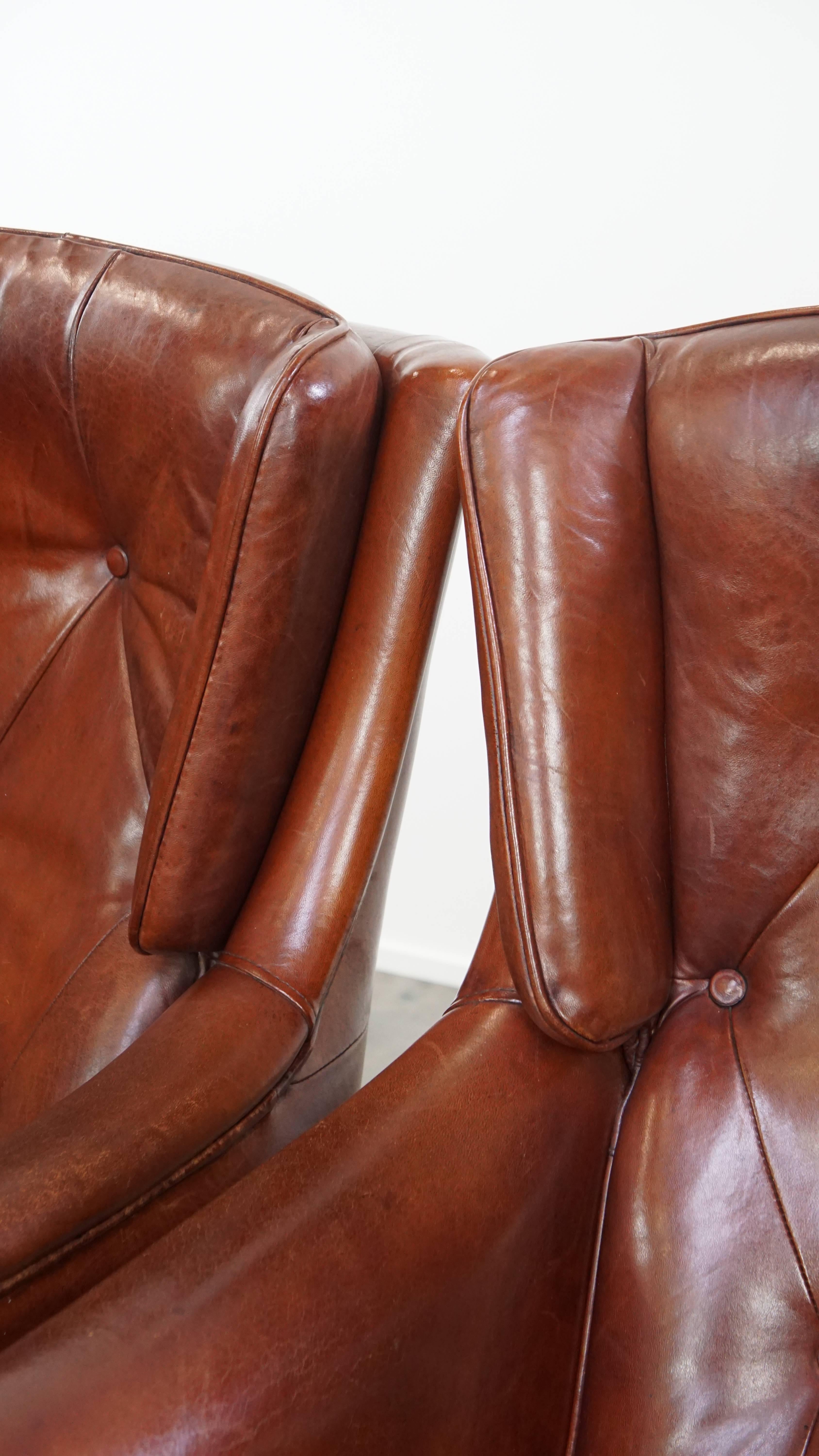 Set of 2 sheepskin leather Chesterfield armchairs with ottoman For Sale 6