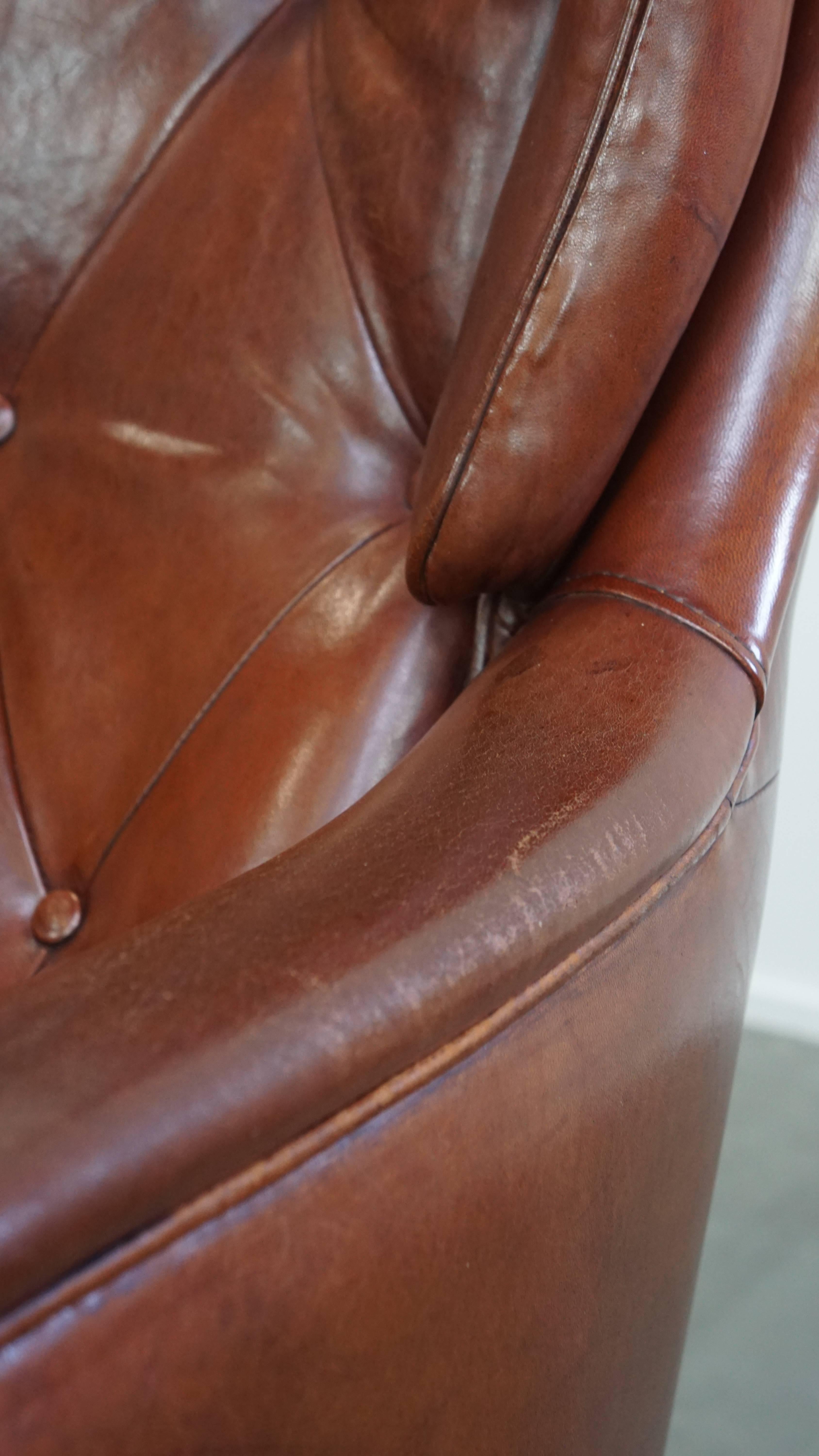 Set of 2 sheepskin leather Chesterfield armchairs with ottoman For Sale 7