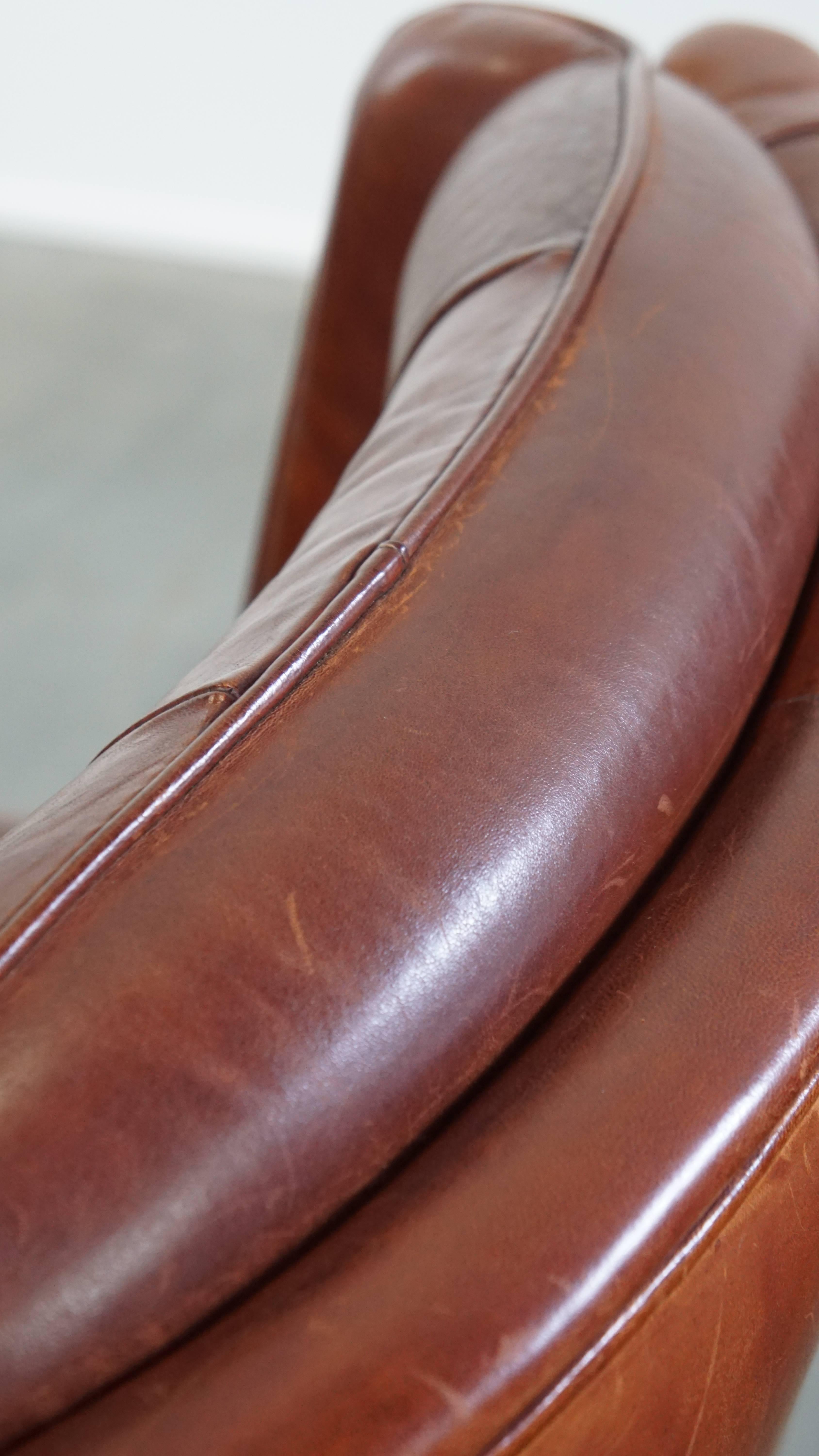 Set of 2 sheepskin leather Chesterfield armchairs with ottoman For Sale 9