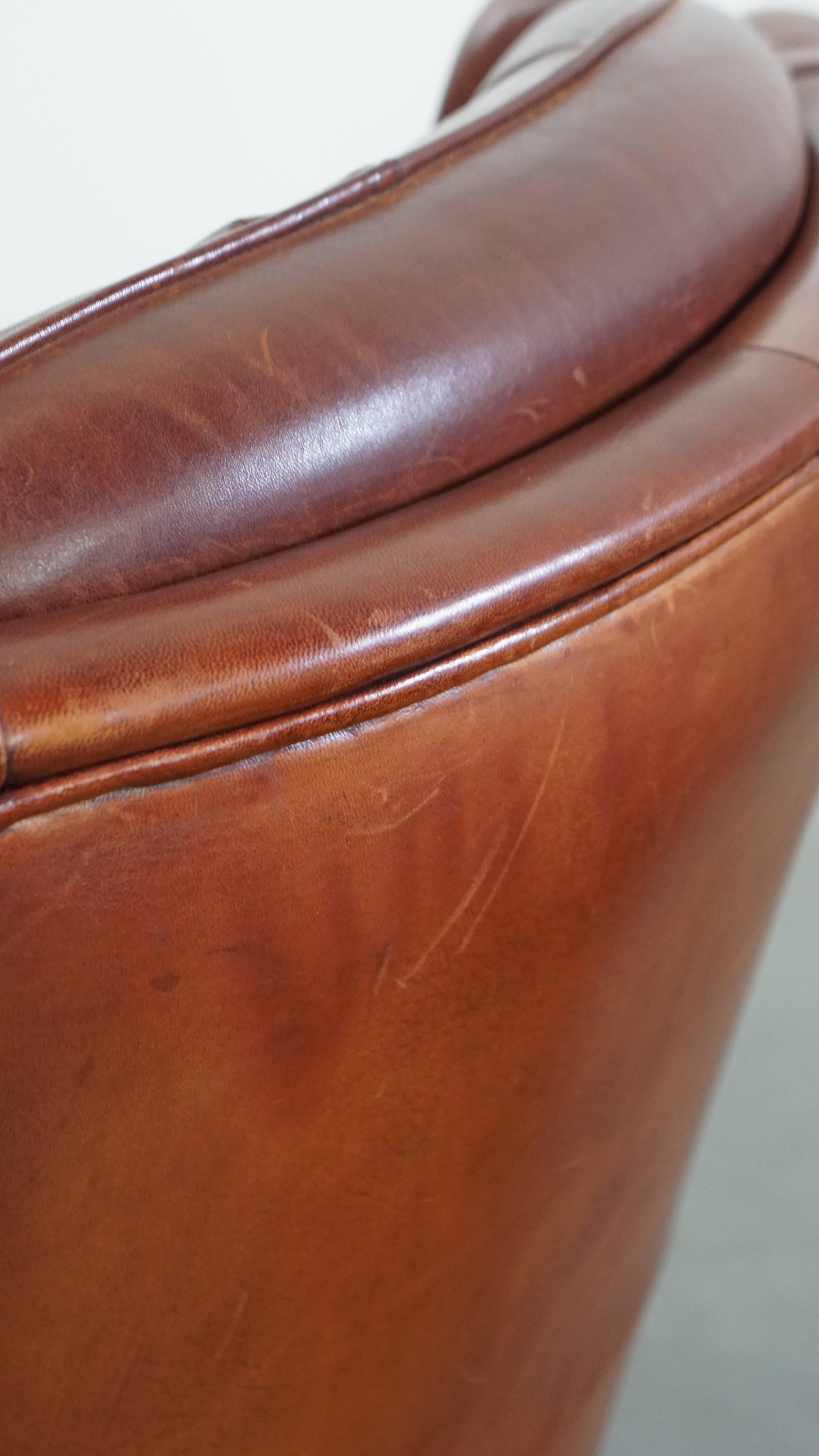 Set of 2 sheepskin leather Chesterfield armchairs with ottoman For Sale 10