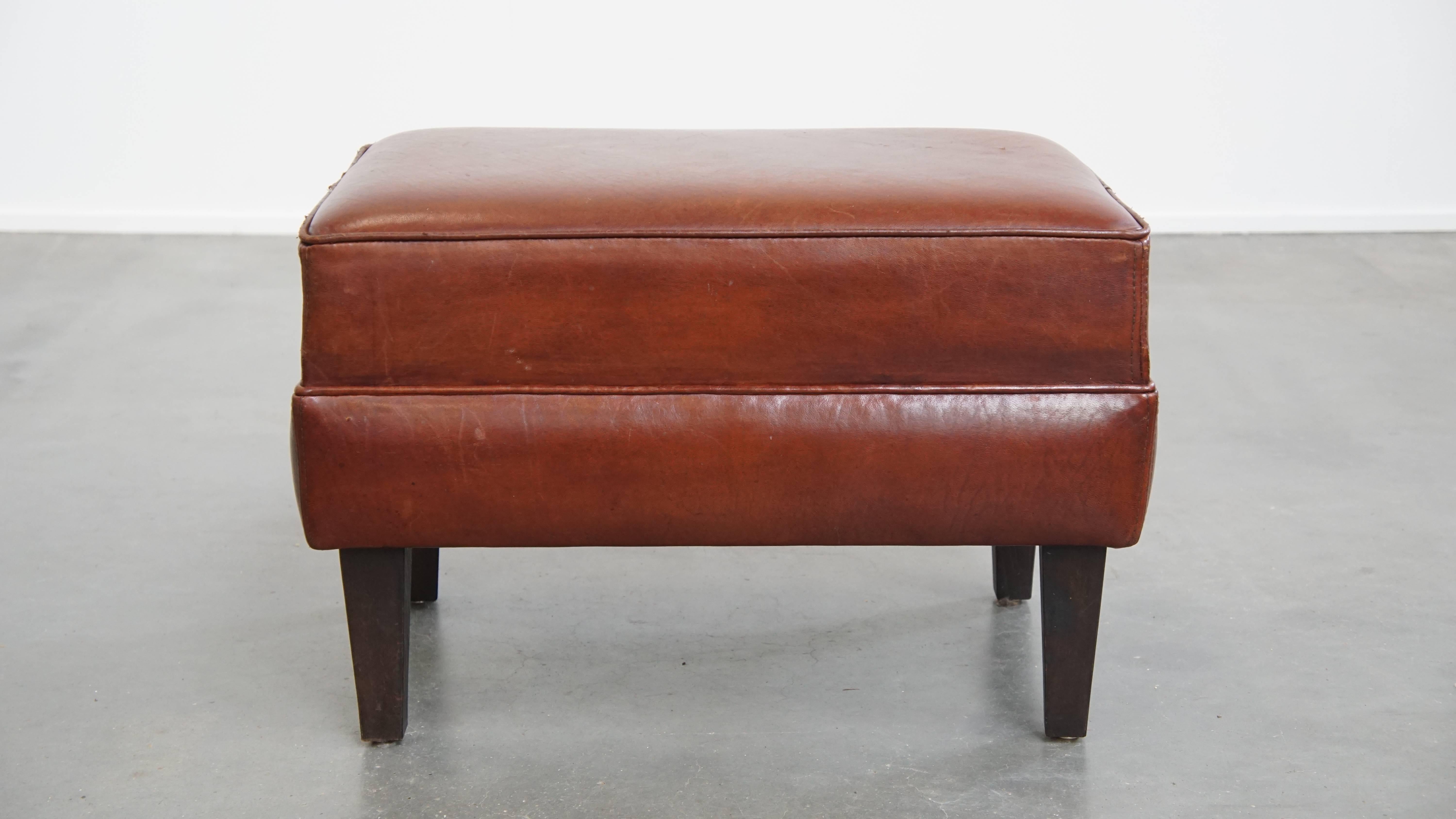 Set of 2 sheepskin leather Chesterfield armchairs with ottoman For Sale 11