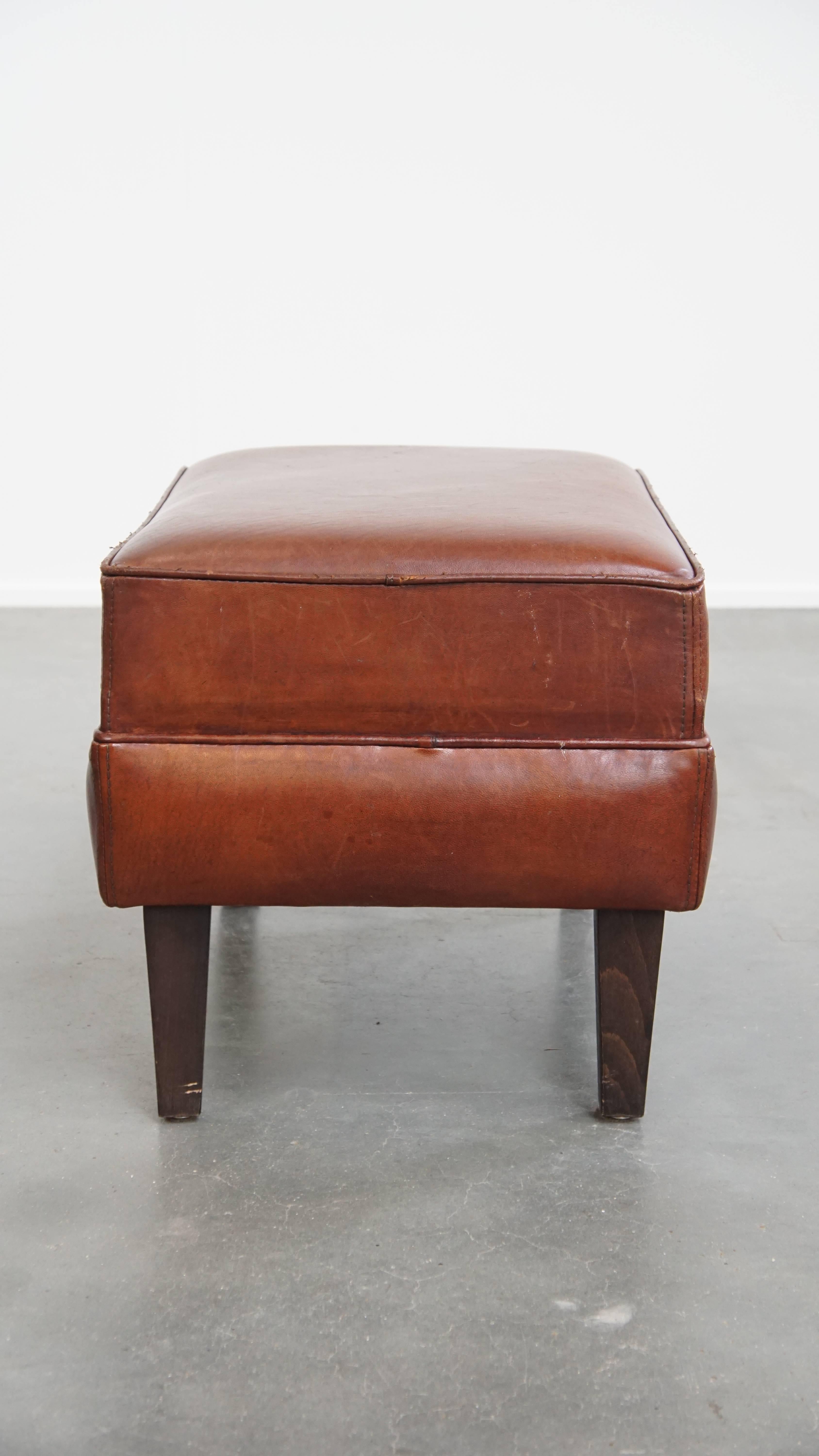 Set of 2 sheepskin leather Chesterfield armchairs with ottoman For Sale 12